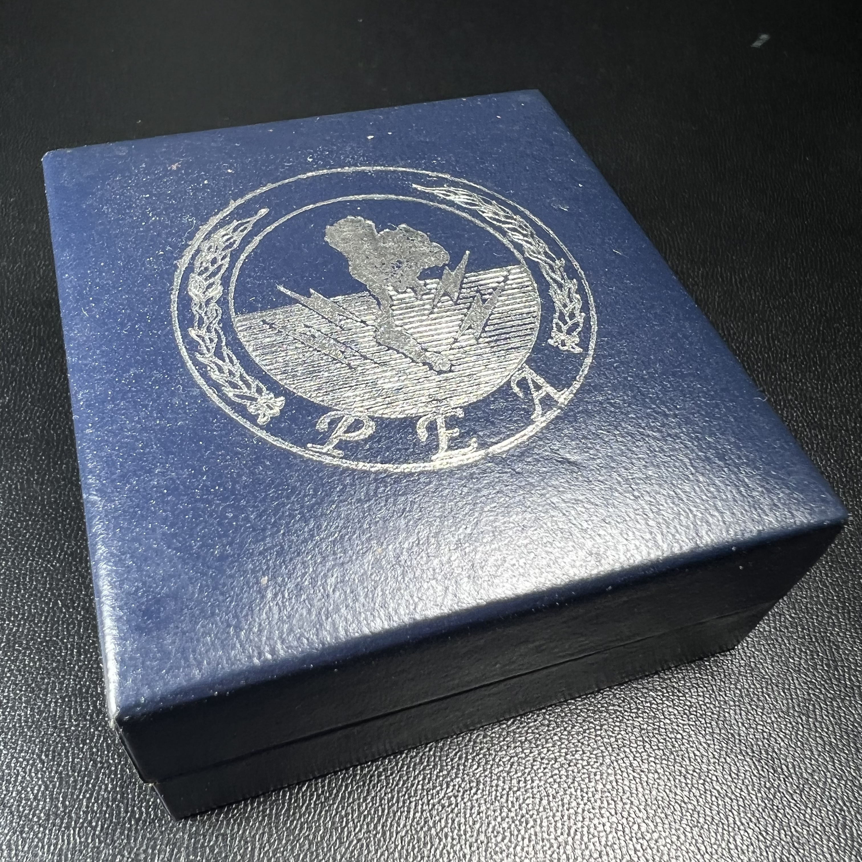 พระกริ่งไพรีพินาศ วัดบวรนิเวศวิหาร ปี2538 การไฟฟ้าส่วนภูมิภาคจัดสร้าง เนื้อเงิน(สภาพผิวเดิม ขึ้นสีรุ้งธรรมชาติ สวยแบบนิยม)พร้อมกล่องบรรจุเดิม หมายเลข 6432