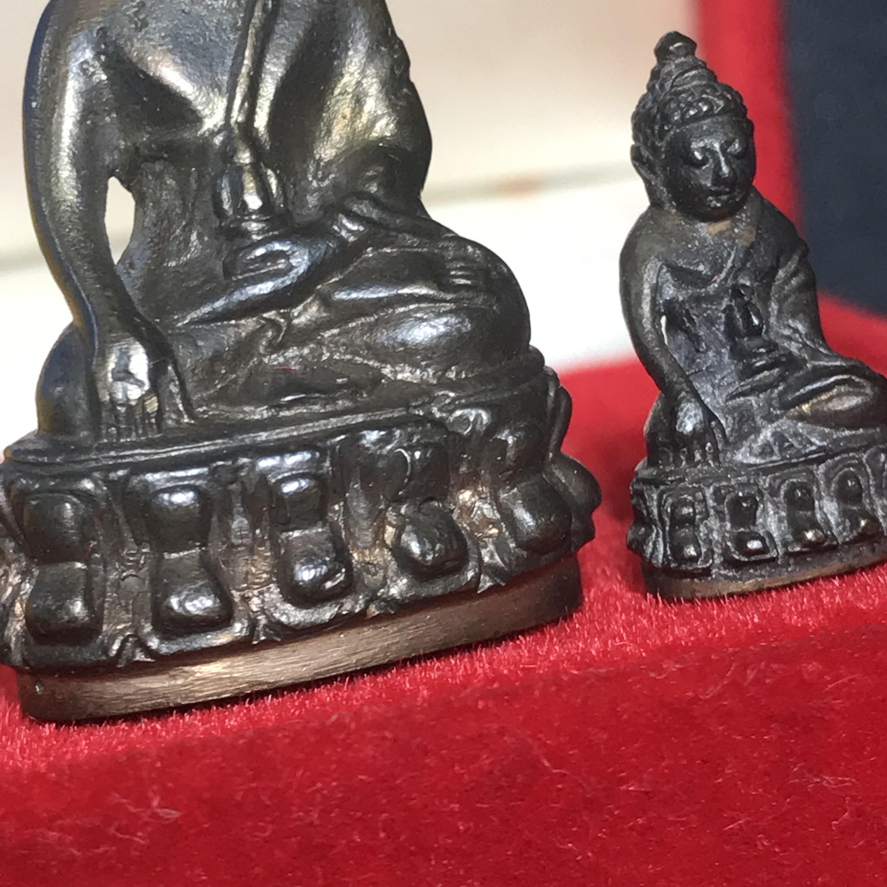 พระกริ่ง-พระชัยวัฒน์ ปวเรศ ปี2530 วัดบวรนิเวศราชวรวิหาร(ในหลวง ร.9 เสด็จเททอง)(บรรจุเส้นเกศาในหลวงรัชกาลที่9)พร้อมสูจิบัตรเดิมตอนจัดสร้าง(สภาพสวยครบสมบูรณ์))