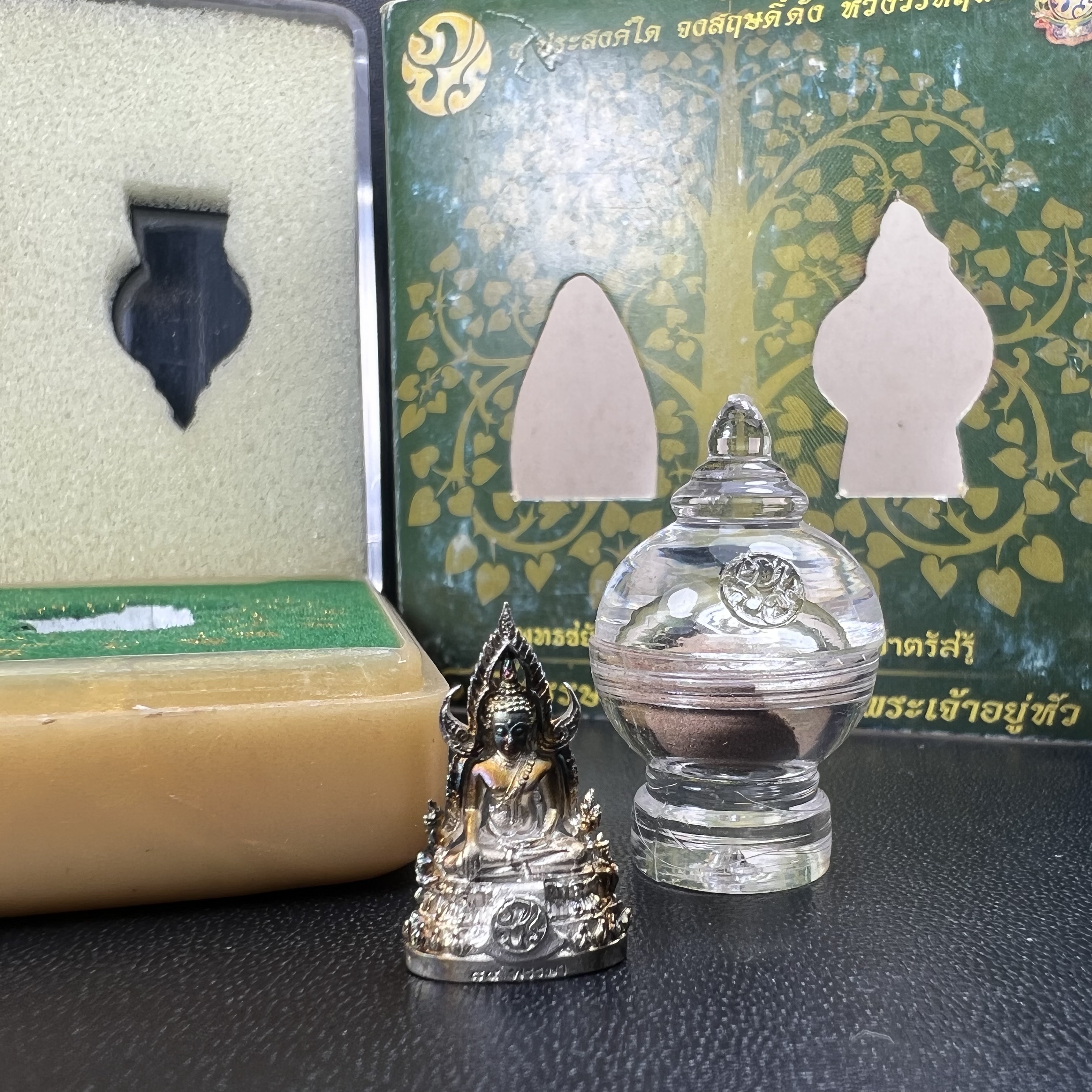 พระพุทธชินราช(จำลอง) ภปร. 84 พรรษา เนื้อเงินชุบทองคำขาว พิมพ์เล็กขนาดหน้าตัก 1/4 นิ้ว (สภาพผิวเดิมสวย ขึ้นสีรุ้งธรรมชาติ แบบนิยม)(พระราชทานมวลสาร จิตรลดาและเส้นพระเจ้า(เส้นผม))