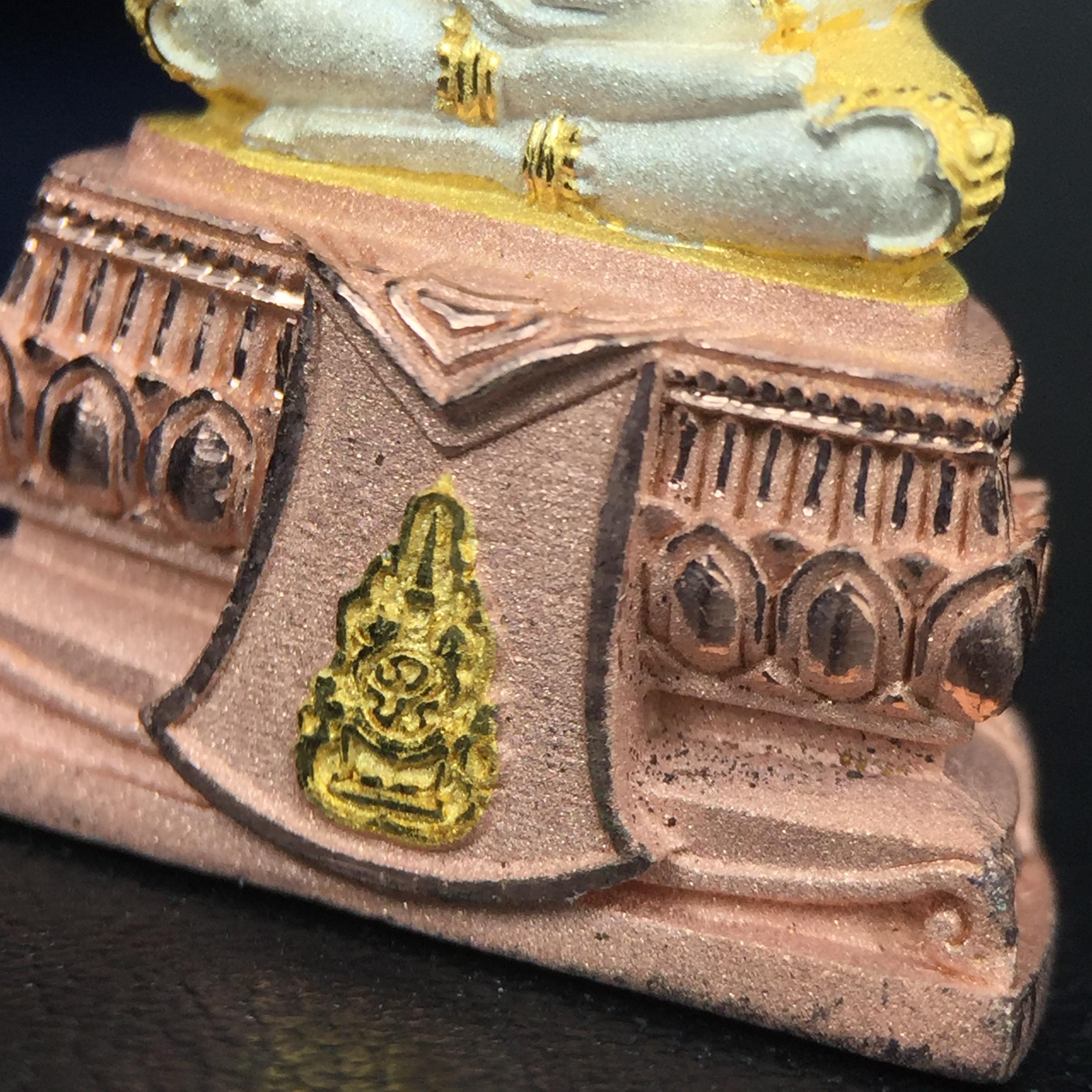 พระแก้วมรกต(จำลอง)ลอยองค์ ขนาดหน้าตัก 1/2 นิ้ว ทรงเครื่องฤดูร้อน เนื้อเงินสามกษัตริย์ ตราสัญลักษณ์ฉลองสิริราชสมบัติ ครบ 60 ปี พ.ศ.2549(สภาพสวย ครบ สมบูรณ์)