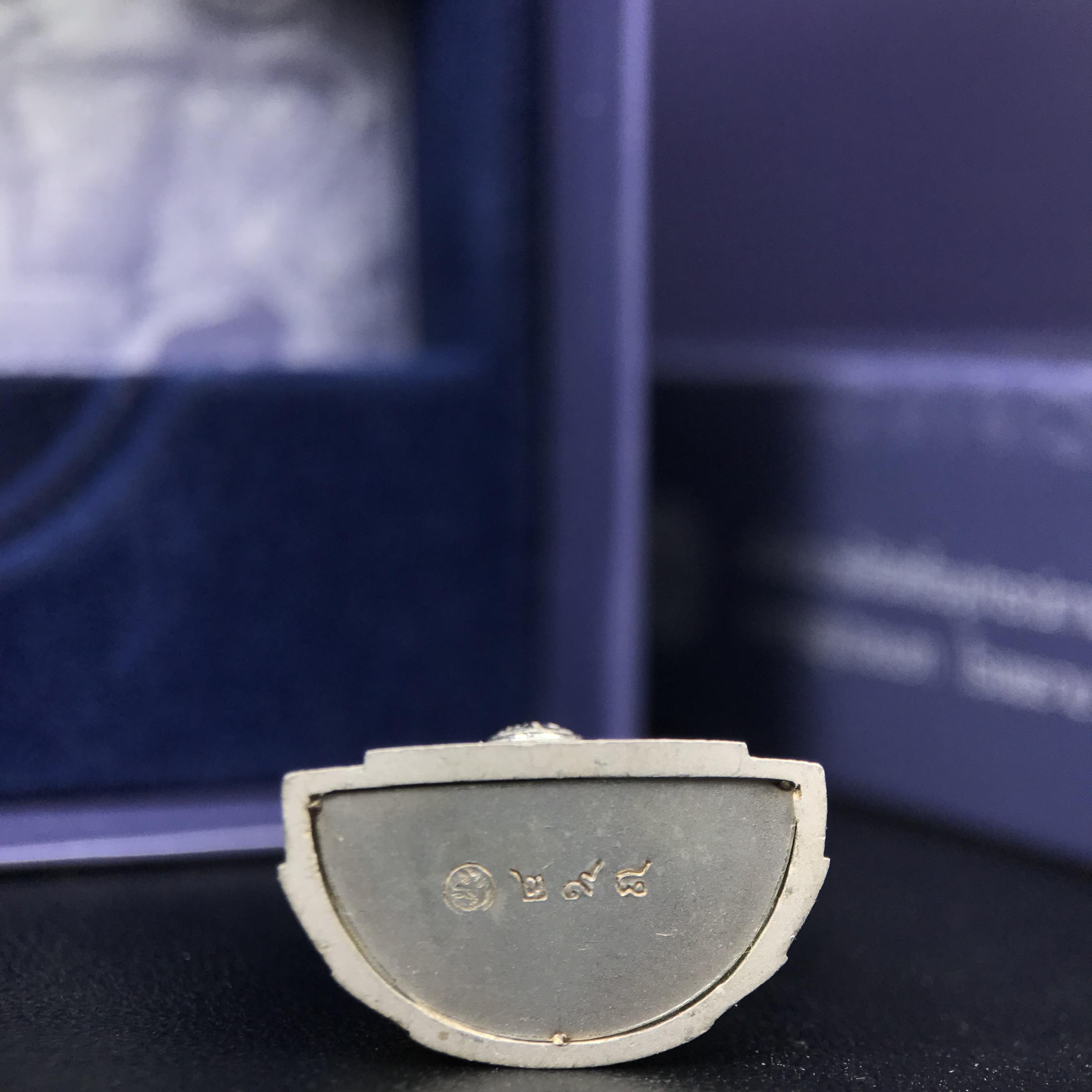 พระแก้วมรกต ภปร. ปี 2547 จัดสร้างโดยโรงพยาบาลภูมิพลอดุลยเดช เนื้อเงิน ลอยองค์ หน้าตัก 1/2 นิ้ว สูง 3.7 ซม. พิธีมหามังคาภิเษก ณ พระอุโบสถวัดพระศรีรัตนศาสดาราม(วัดพระแก้ว) งดงามทรงคุณค่าอีกหนึ่งรุ่นยอดนิยม หายาก(องค์หมายเลขต้นๆหลักร้อย ๒๙๘)ผิวเดิมติดรุ้งสวย