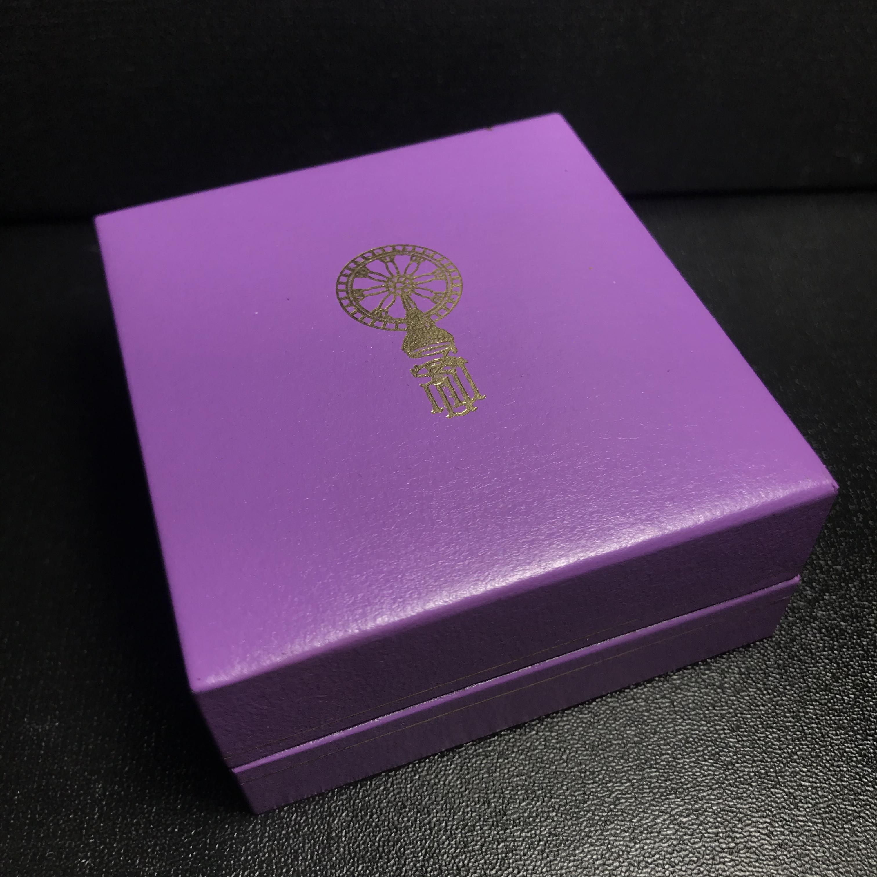 พระพุทธชินราช รุ่นเฉลิมพระเกียรติ สธ. เหรียญพิมพ์สี่เหลี่ยมเนื้อเงิน 99.99% พ.ศ. 2539 จัดสร้างโดยมูลนิธิสิรินธร กล่องและการ์ดใบรับรองเดิมครบสมบูรณ์