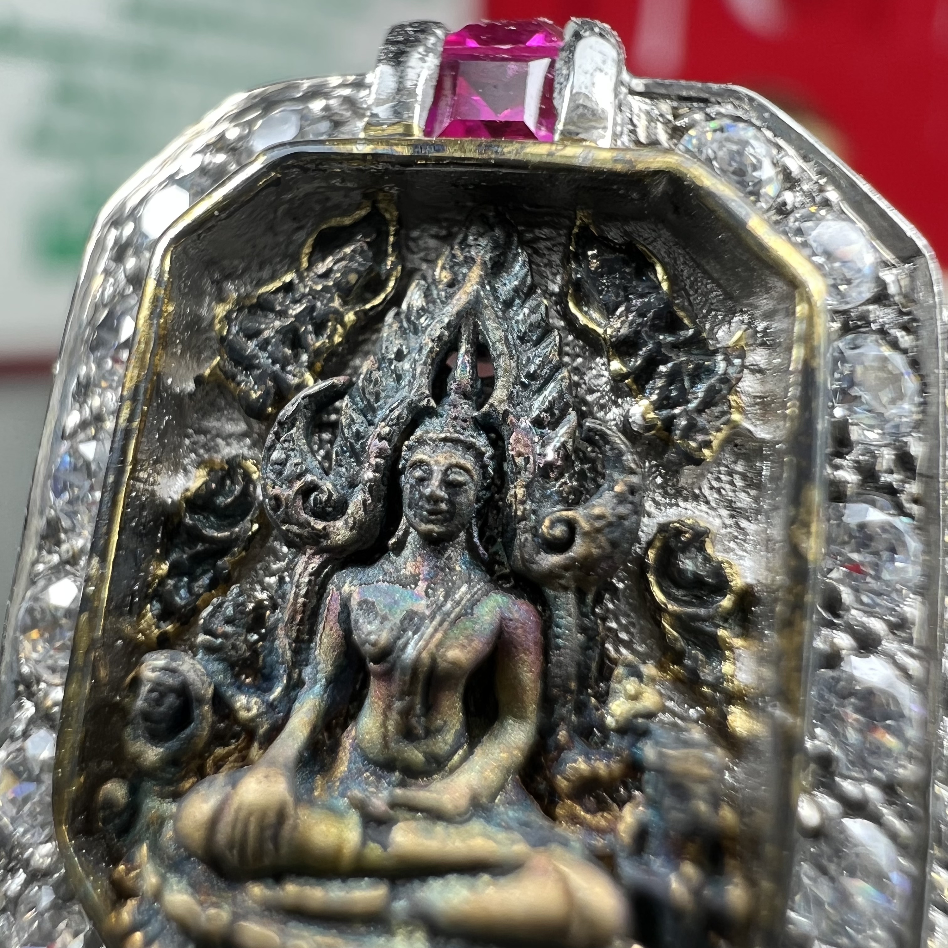 แหวนพระพุทธชินราช ภปร. ในวโรกาสเฉลิมพระชนมายุ6รอบ 5ธันวาคม2542 มูลนิธิพิทักษ์ดวงตาประชาชน จัดสร้าง แหวนเนื้อเงินเคลือบทองคำบริสุทธิ์ประดับเพชร CZ เกรดนอก ตอกโค๊ตและหมายเลข 2006(ผลรวมได้ 8 เลขมงคลเจริญมั่งคั่ง อุดมสมบูรณ์) พร้อมกล่องบรรจุเดิมครบ(หายาก)