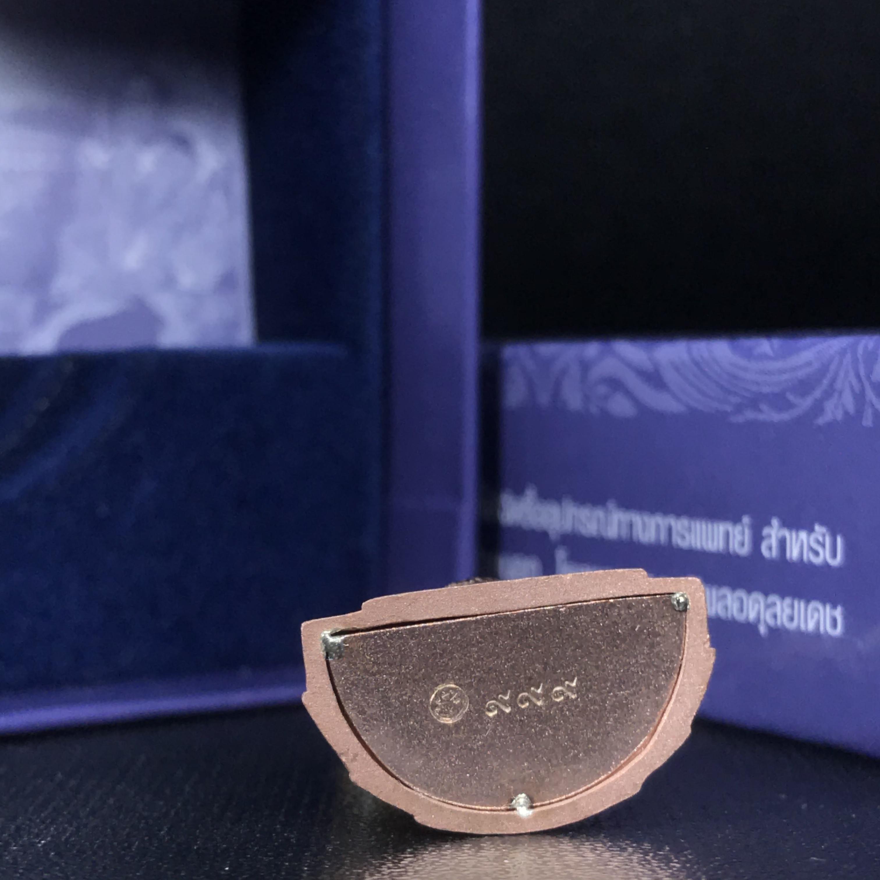 พระแก้วมรกต ภปร. ปี2547 จัดสร้างโดย รพ.ภูมิพลฯ เนื้อเงิน (3 กษัตริย์)ลอยองค์ หน้าตัก 1/2 นิ้ว (สภาพสวย กล่องบรรจุเดิมครบสมบูรณ์) (1ใน3000องค์)องค์หมายเลขมหามงคล 999 (ตองเก้า)เจริญเก้าหน้าในทุกด้าน