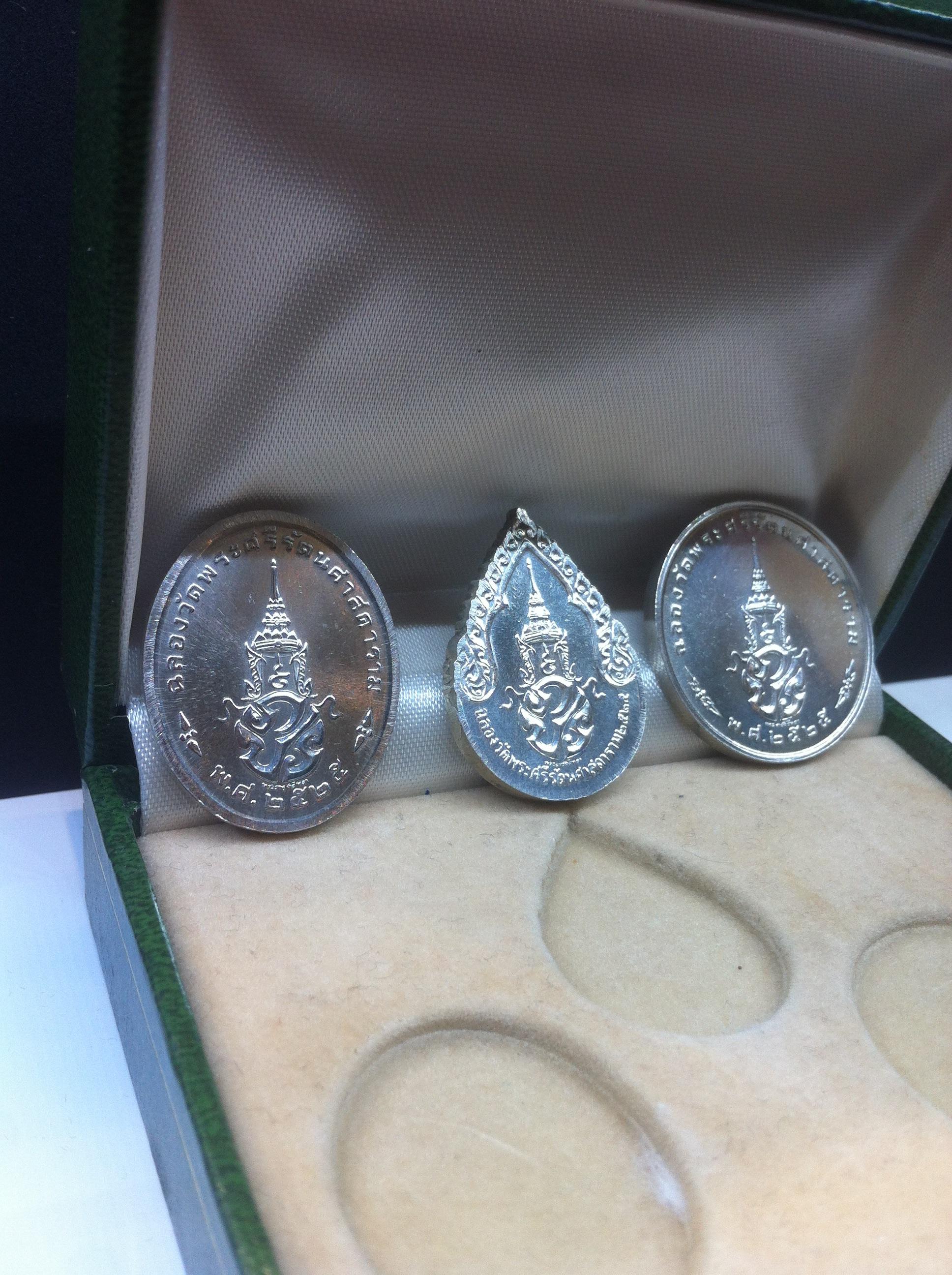 เหรียญพระแก้วมรกต ภปร พระราชศรัทธา ฉลองกรุง 200 ปี เนื้อเงิน ปี 2525(ครบชุด)