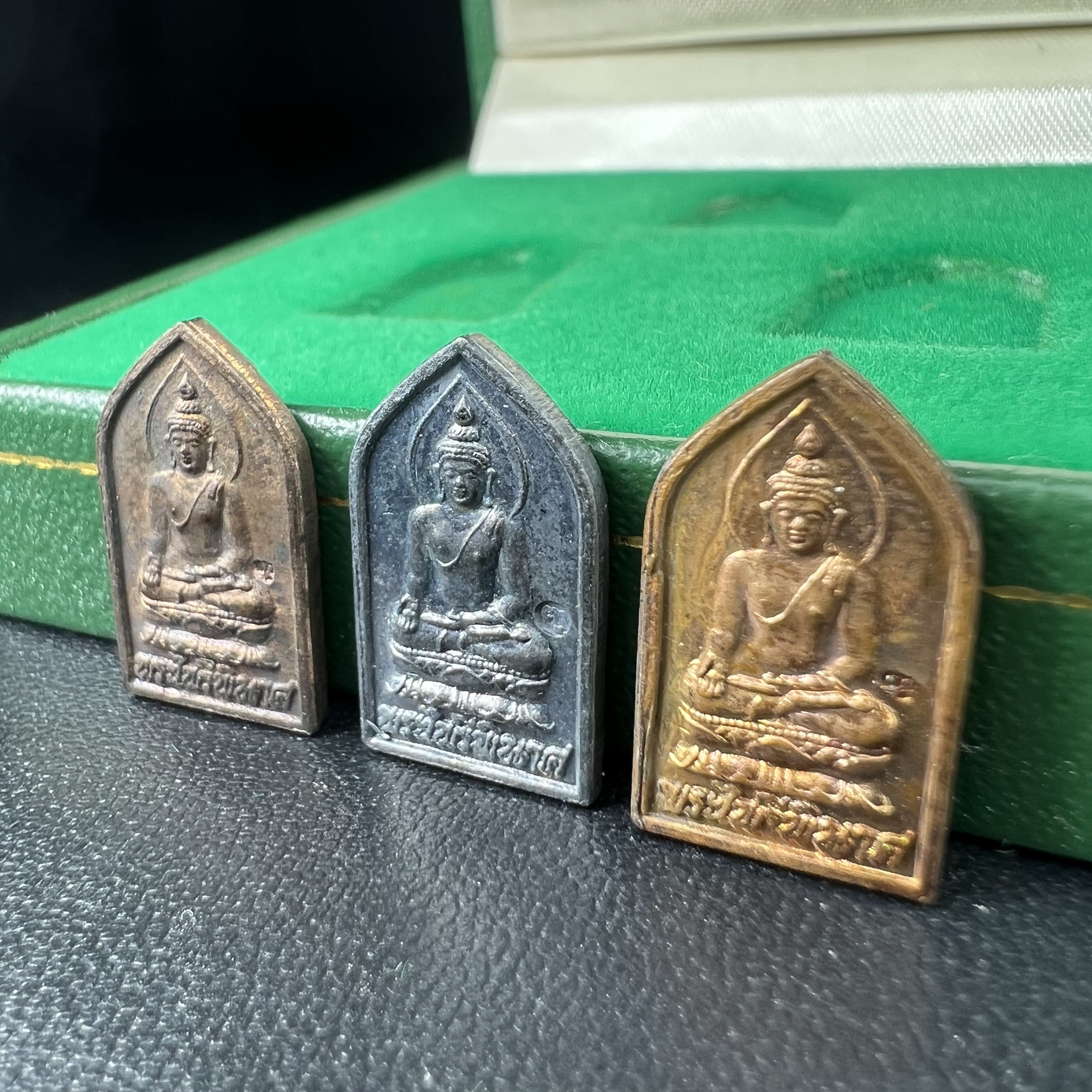 เหรียญพระไพรีพินาศ วัดบวรนิเวศราชวรวิหาร ปี2534 พิมพ์ห้าเหลี่ยม(เนื้อนวโลหะ-เนื้อเงิน-เนื้อทองแดง)(พระชุดหลักสายสมเด็จพระญาณสังวร สมเด็จพระสังฆราชองค์ที่19) (หายากสภาพสวยกล่องเดิมครบสมบูรณ์) 1ใน 700 ชุด