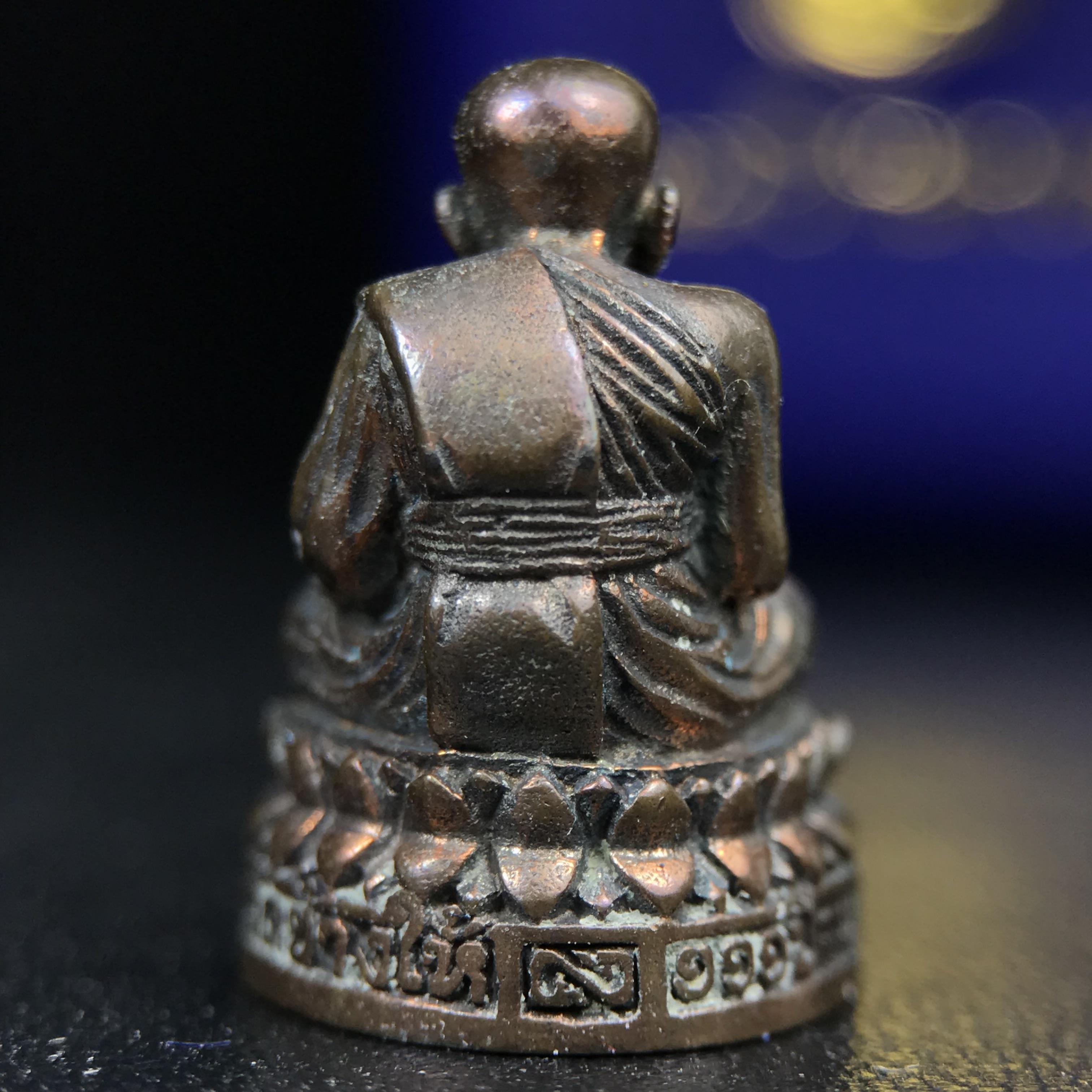 รูปเหมือนหล่อลอยองค์หลวงปู่ทวด รุ่น 111ปี กระทรวงกลาโหม เนื้อนวโลหะรมดำ-ปัดเงา ปี2540 พิธีใหญ่ เข้มขลัง นิยม พร้อมกล่องบรรจุเดิม(คัดสภาพสวยผิวเทพๆผิวรุ้งๆ)ทั้งพิธีทั้งพุทธศิลป์ทรงคุณค่าอีกหนึ่งรุ่นยอดนิยม