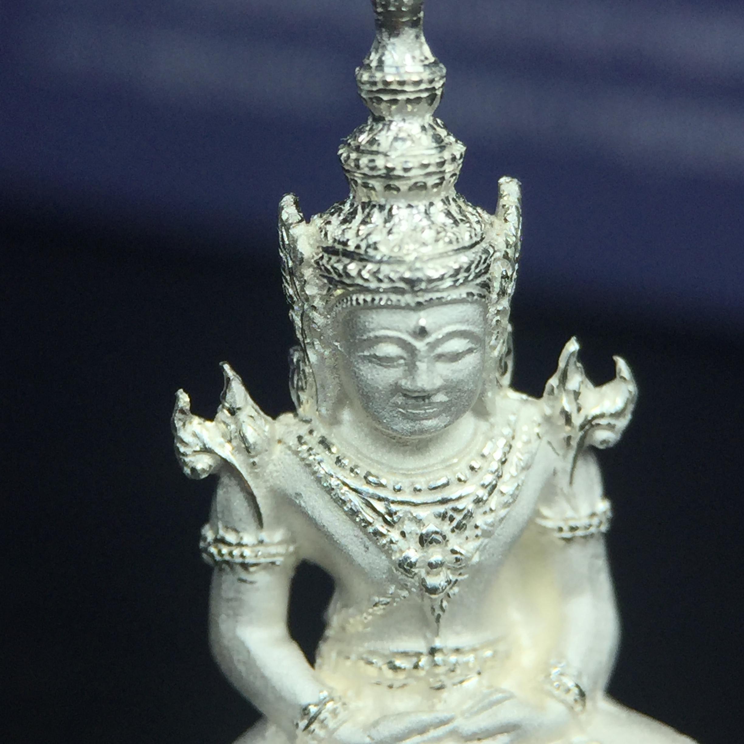 พระแก้วมรกต ภปร. ปี2547 จัดสร้างโดย รพ.ภูมิพลฯ เนื้อเงิน ลอยองค์ หน้าตัก 1/2 นิ้ว งดงามทรงคุณค่าอีกหนึ่งรุ่นยอดนิยม หายาก(1ใน3000องค์)