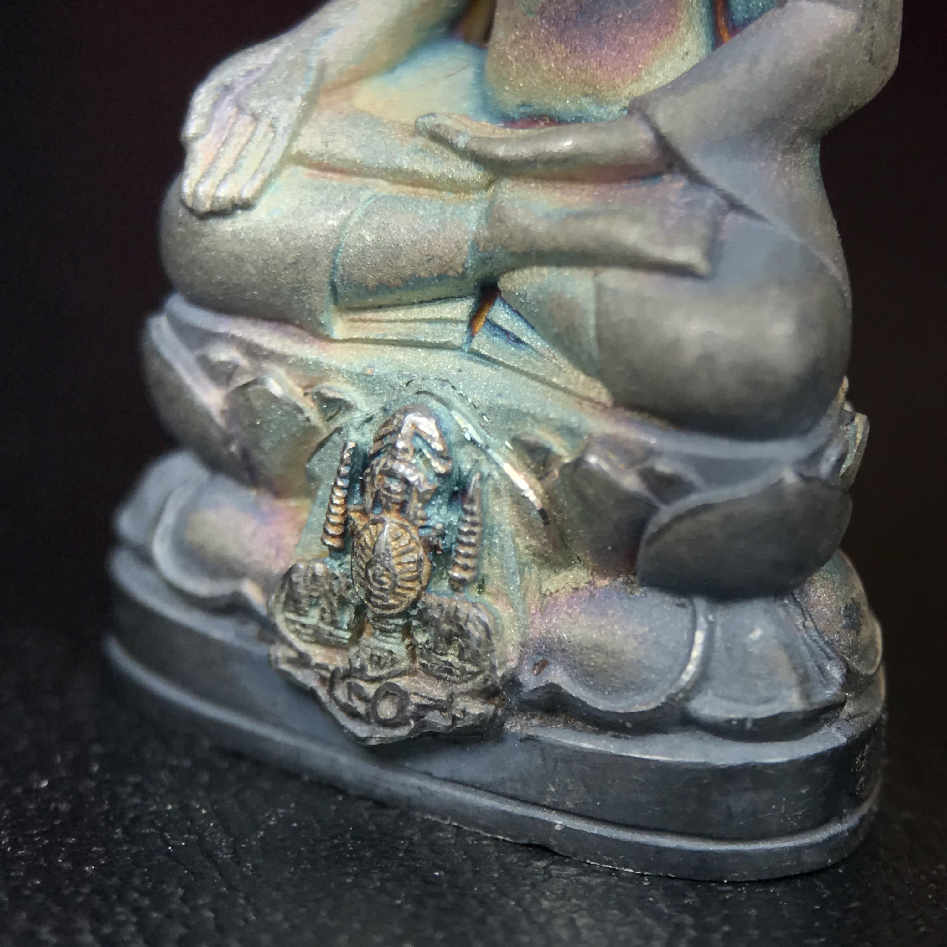 พระกริ่งไพรีพินาศ ตรากาญจนาภิเษก วัดบวรนิเวศวิหาร ที่ระลึกในหลวงรัชกาลที่9 ครองสิริราชสมบัติครบ 50ปี เนื้อเงิน(สภาพผิวเดิมขึ้นสีรุ้งธรรมชาติสวยแบบนิยม)(เสน่ห์พระเนื้อเงินสีสันที่ธรรมชาติสรรค์สร้าง)เข้มขลังทรงอานุภาพยิ่งใหญ่ กำราบศัตรูพ่ายสิ้น พระไพรีพินาศ