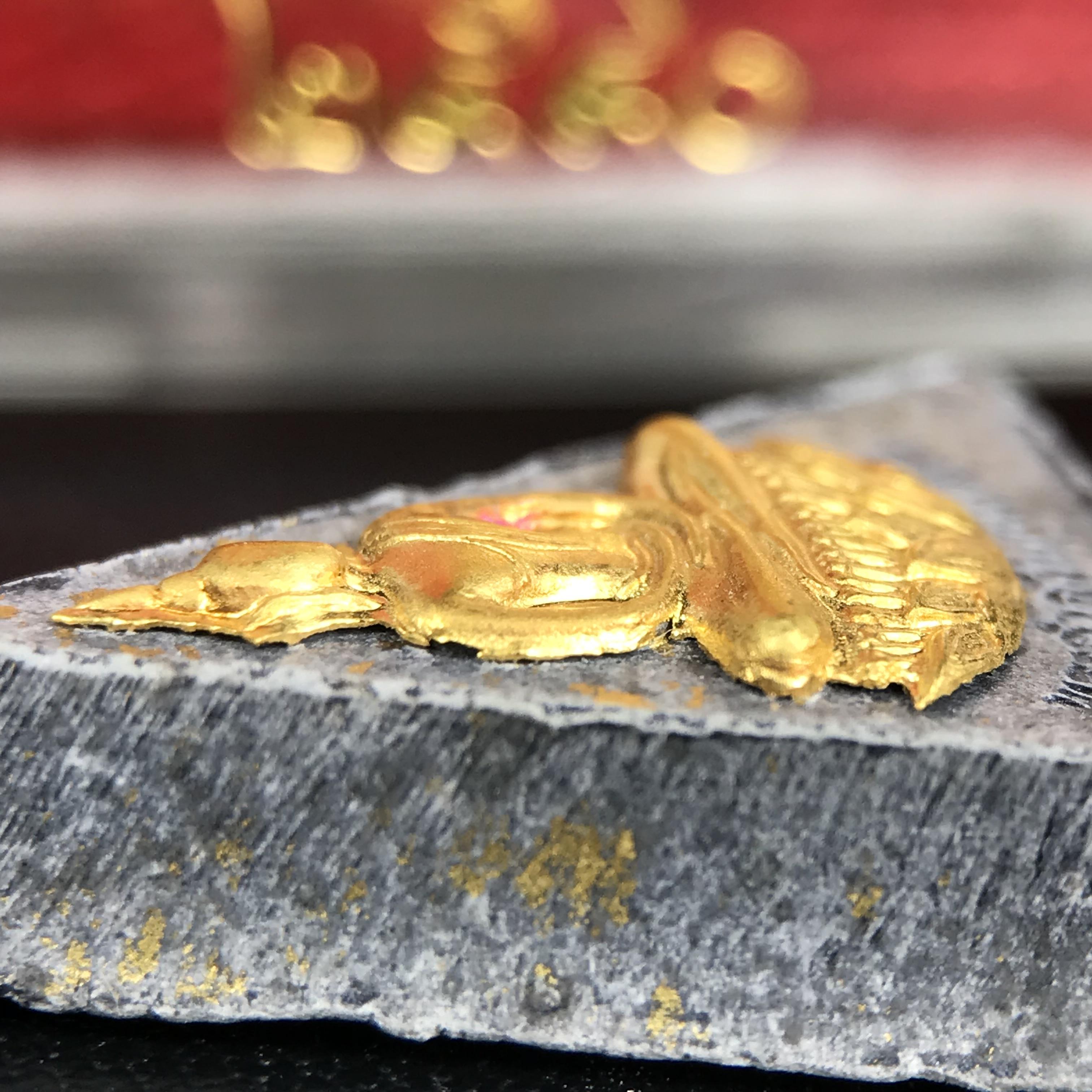 พระกำลังแผ่นดิน พระราชทาน วัดบวรนิเวศวิหาร ปี 2539 พิมพ์เล็กหน้ากากทองคำ (ในหลวง รัชกาลที่ 9 พระราชทานมวลสารจิตรลดา)นิยมหายาก