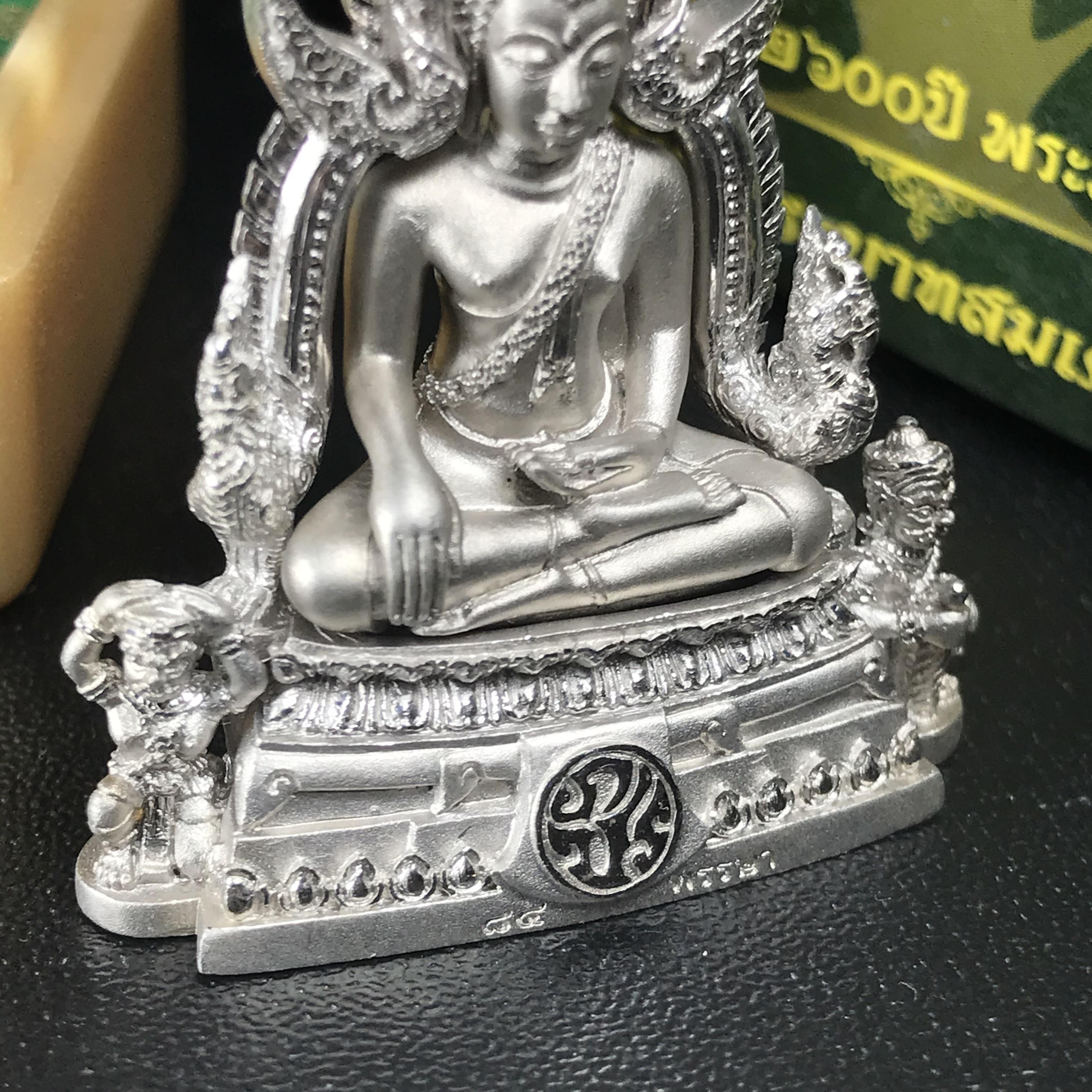 พระพุทธชินราช(จำลอง) ภปร 84 พรรษา เนื้อเงินชุบทองคำขาว พิมพ์ใหญ่ขนาดหน้าตัก 3/4 นิ้ว(1ใน3000องค์) )(พระราชทานมวลสาร จิตรลดาและเส้นพระเจ้า(เส้นผม))