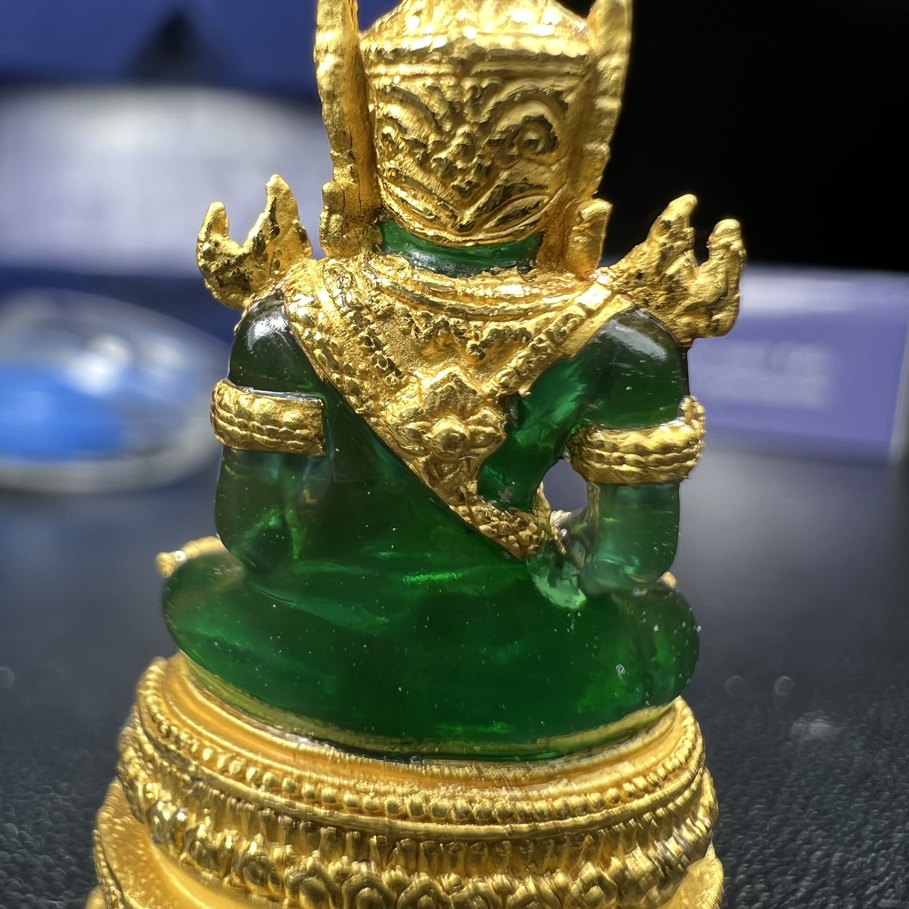 พระแก้วมรกต ภปร. จัดสร้างโดย รพ.ภูมิพลฯ ปี2547 ลอยองค์ขนาดหน้าตัก 1/2 นิ้ว เนื้อเรซิ่นหุ้มทองคำ99.99 งดงามทรงคุณค่าอีกหนึ่งรุ่นยอดนิยม หายาก