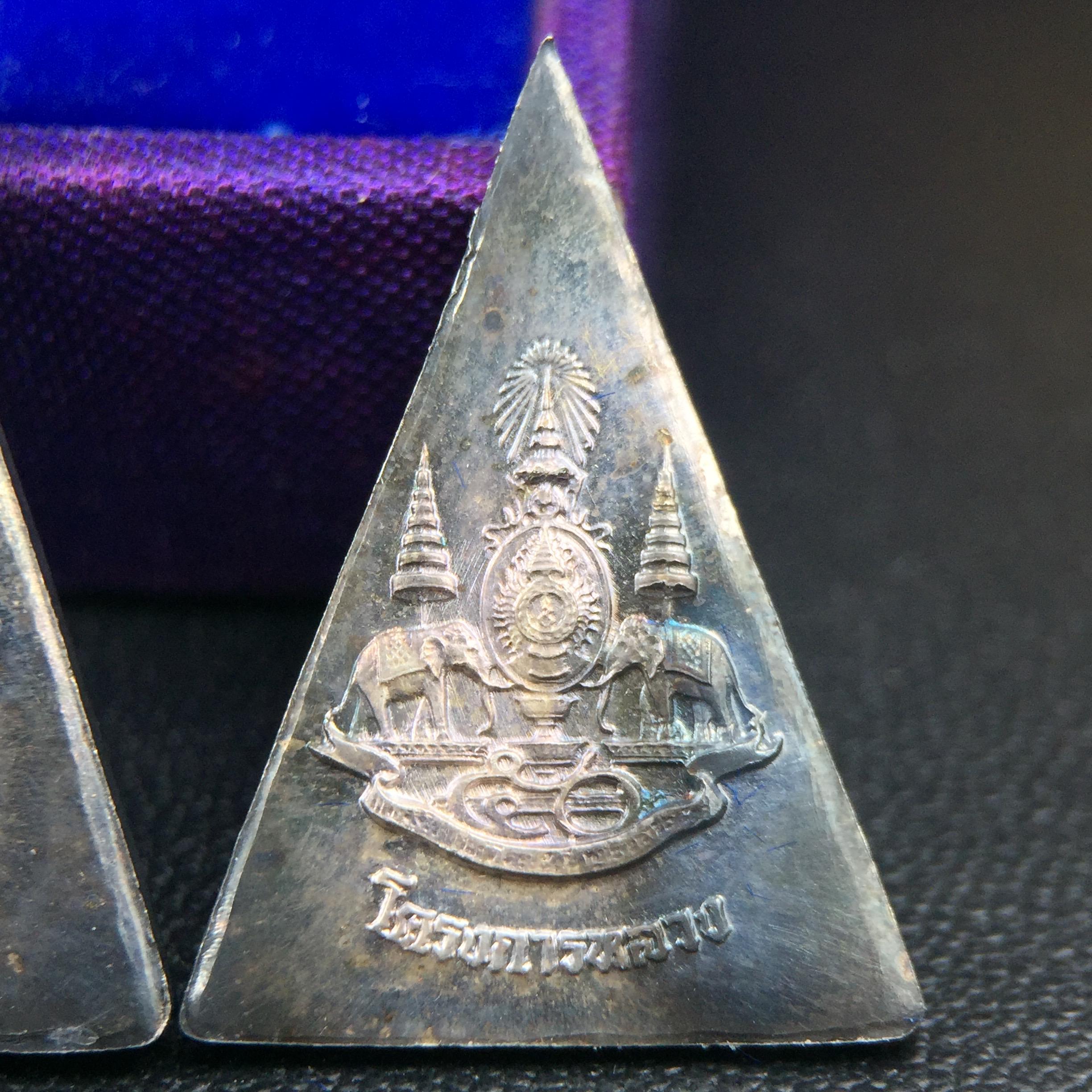 พระพุทธนวราชบพิตร พระพิมพ์จิตรลดา โครงการหลวง ปี2539 (พิมพ์ใหญ่+พิมพ์เล็ก) เนื้อเงินผิวเดิมขึ้นสีรุ่ง สวย แบบนิยมพร้อมกล่องบรรจุเดิม พิธีใหญ่ ปลุกเสกวัดพระแก้ว(1ชุด 2 องค์)