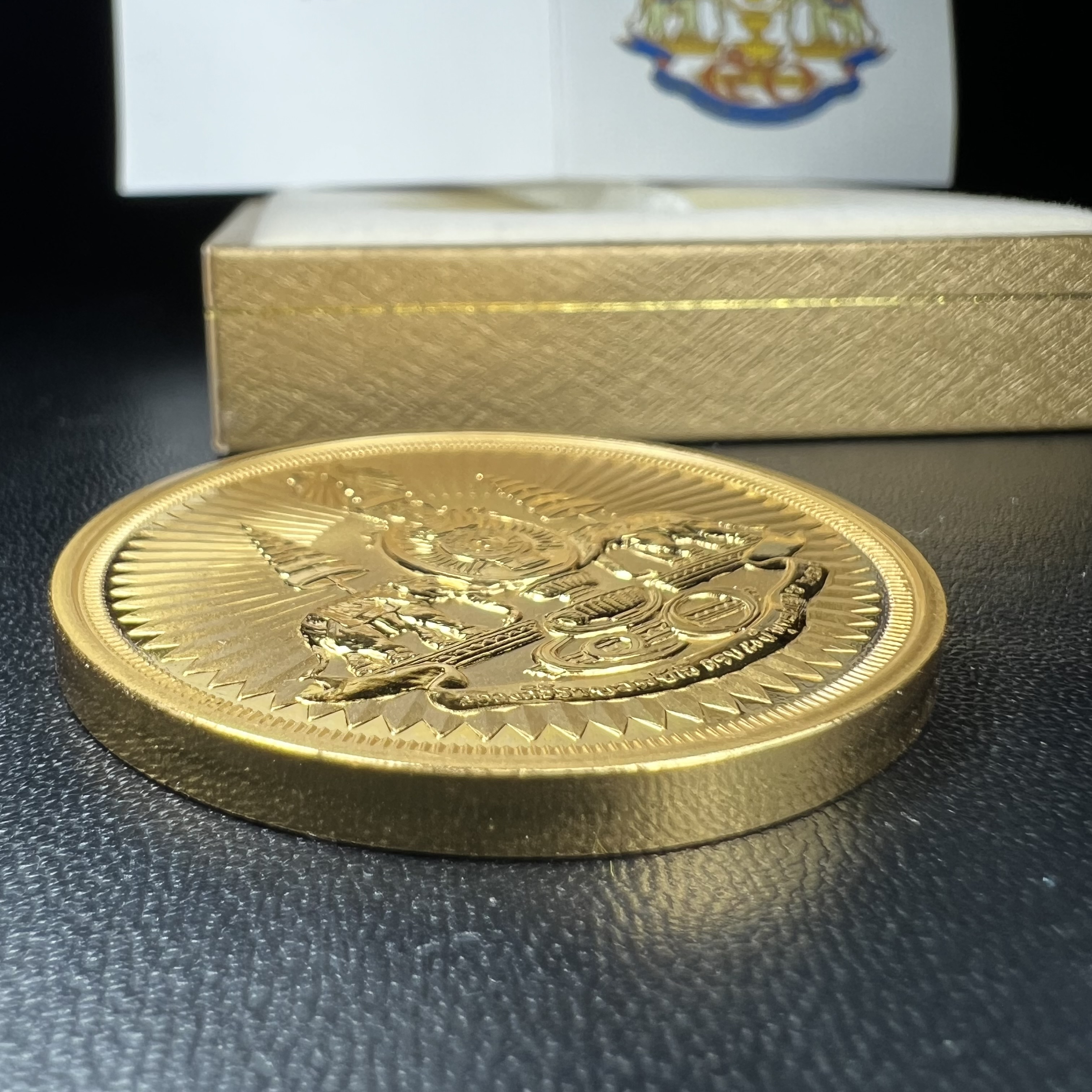 เหรียญตราสัญลักษณ์พระราชพิธีกาญจนาภิเษก สองหน้า เนื้อทองชุบ ขนาด 4 ซม.(เป็นขนาดที่พบเจอน้อยหายากสุดในรุ่น) ที่ระลึกเนื่องในพระราชพิธีฉลองสิริราชสมบัติครบ 50 ปีพ.ศ.2539 จัดสร้างโดยบริษัทการบินไทย (สภาพสวยดุจทองคำพร้อมใบรับรองเดิมกล่องบรรจุครบสมบูรณ์)หายาก