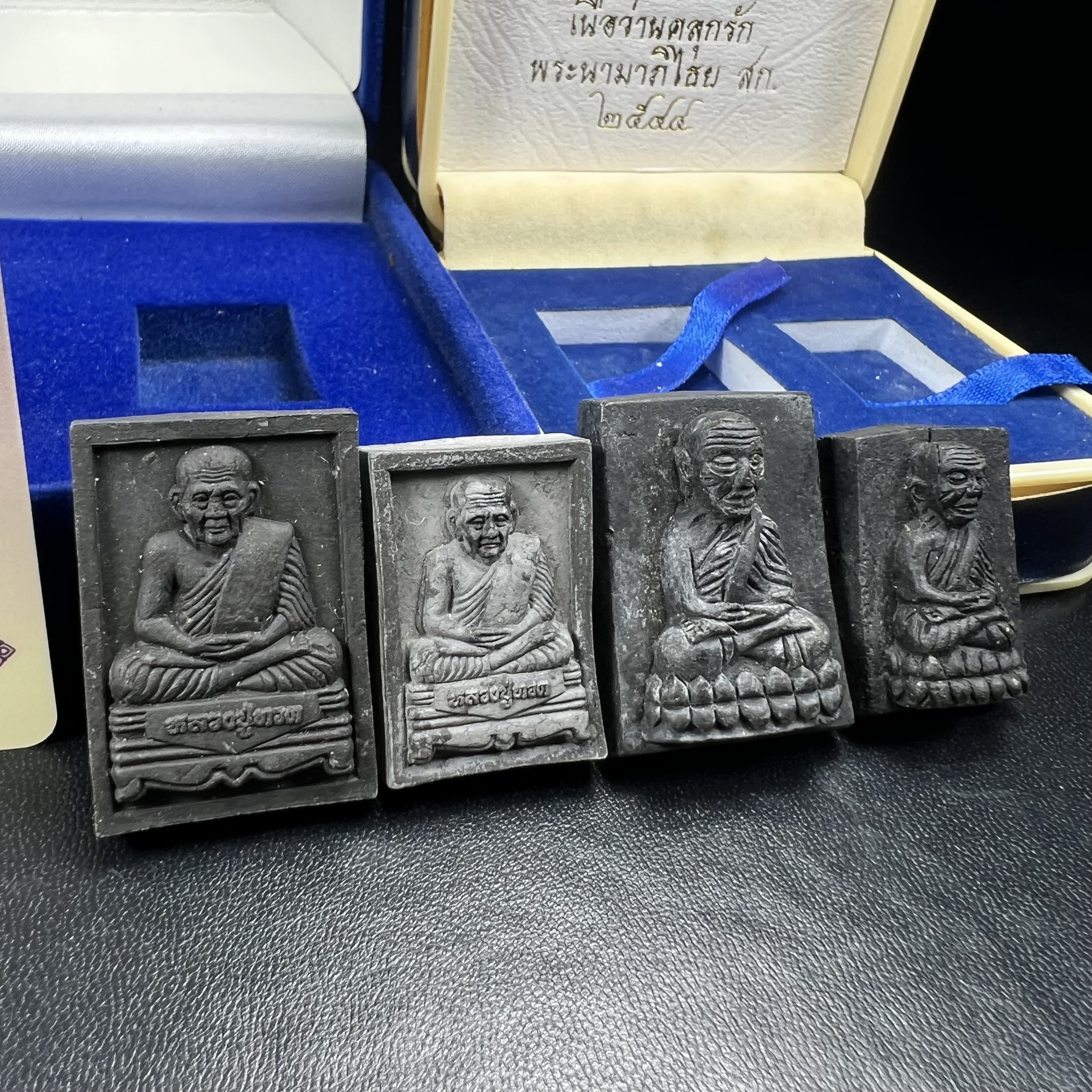 ชุดคู่บารมีหลวงปู่ทวด พระนามาภิไธย ภปร. คู่ สก. หายากมากที่จะมาคู่กันได้!!! พิธีใหญ่ ปลุกเสกวัดพระแก้วทั้งสองรุ่น!!!่พระหลวงปู่ทวด ภปร. ปี 2547 เนื้อว่านดำหลัง ภปร. เงิน(หายาก1ใน1999ชุด)+พระหลวงพ่อทวด พระนามาภิไธย สก. ปี2544(รุ่นแรก) (1ใน5000 ชุด)