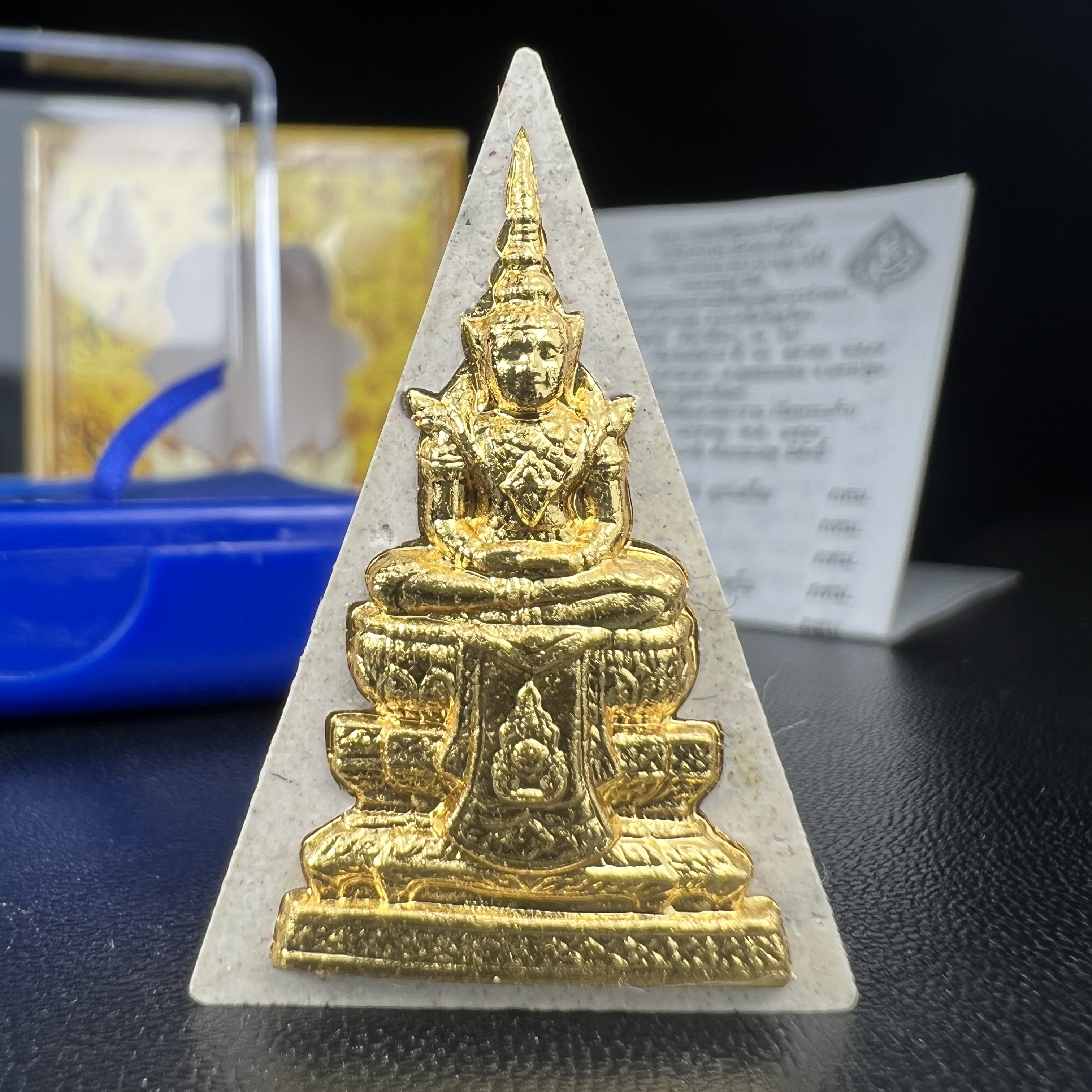 พระแก้วมรกต(จำลอง)ทรงเครื่องฤดูร้อน พระผงบูชา ด้านหน้าปิดทอง ด้านหลังตราฉลองสิริราชสมบัติครบ 60ปี เนื้อเงินขึ้นสีรุ้งธรรมชาติสร้างสรรค์งดงาม(รุ่นนี้ได้พระราชทานเส้นพระเจ้า(เส้นผม)รัชกาลที่9ในการจัดสร้าง)***องค์นี้พิเศษมองเห็นเส้นผมติดอยู่ด้านหลังชัดเจน***