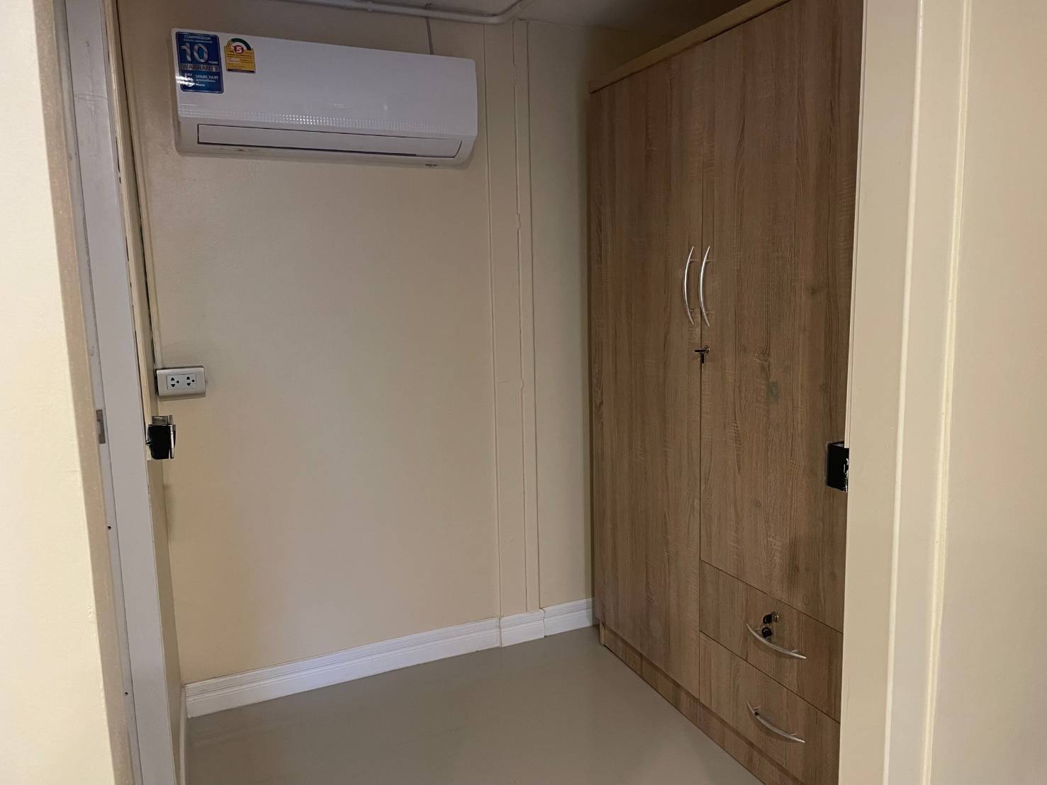 For Rent : Pasak, 3-Storey Apartments , 17 Rooms