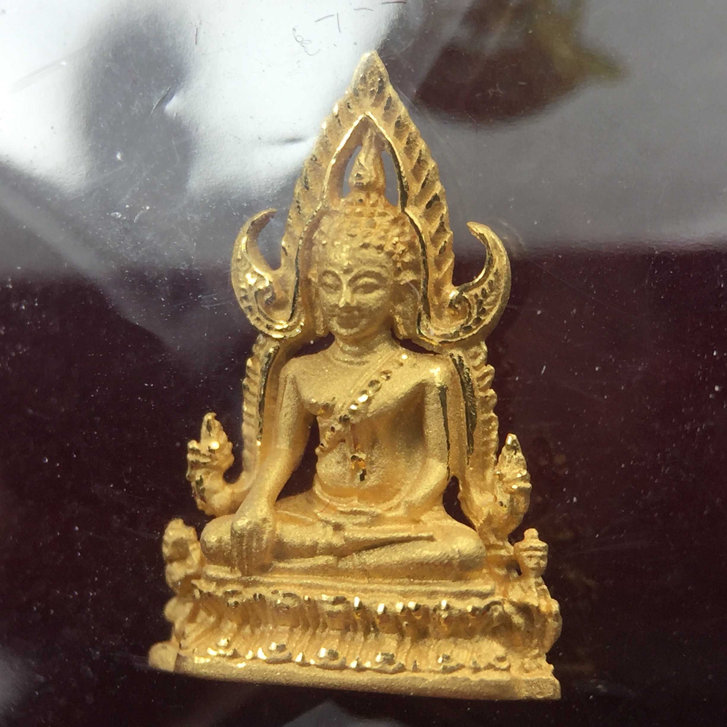 พระพุทธชินราช รุ่น ประวัติศาสตร์ มูลนิธิเพื่อตำรวจไทยจัดสร้าง ปี 2562 เนื้อทองคำขัดเงา พิมพ์ลอยองค์จิ๋ว(ขนาดสูง 1.5 ซม.) (สภาพ สวย ซีนซองเดิม กล่องบรรจุเดิมครบสมบูรณ์)