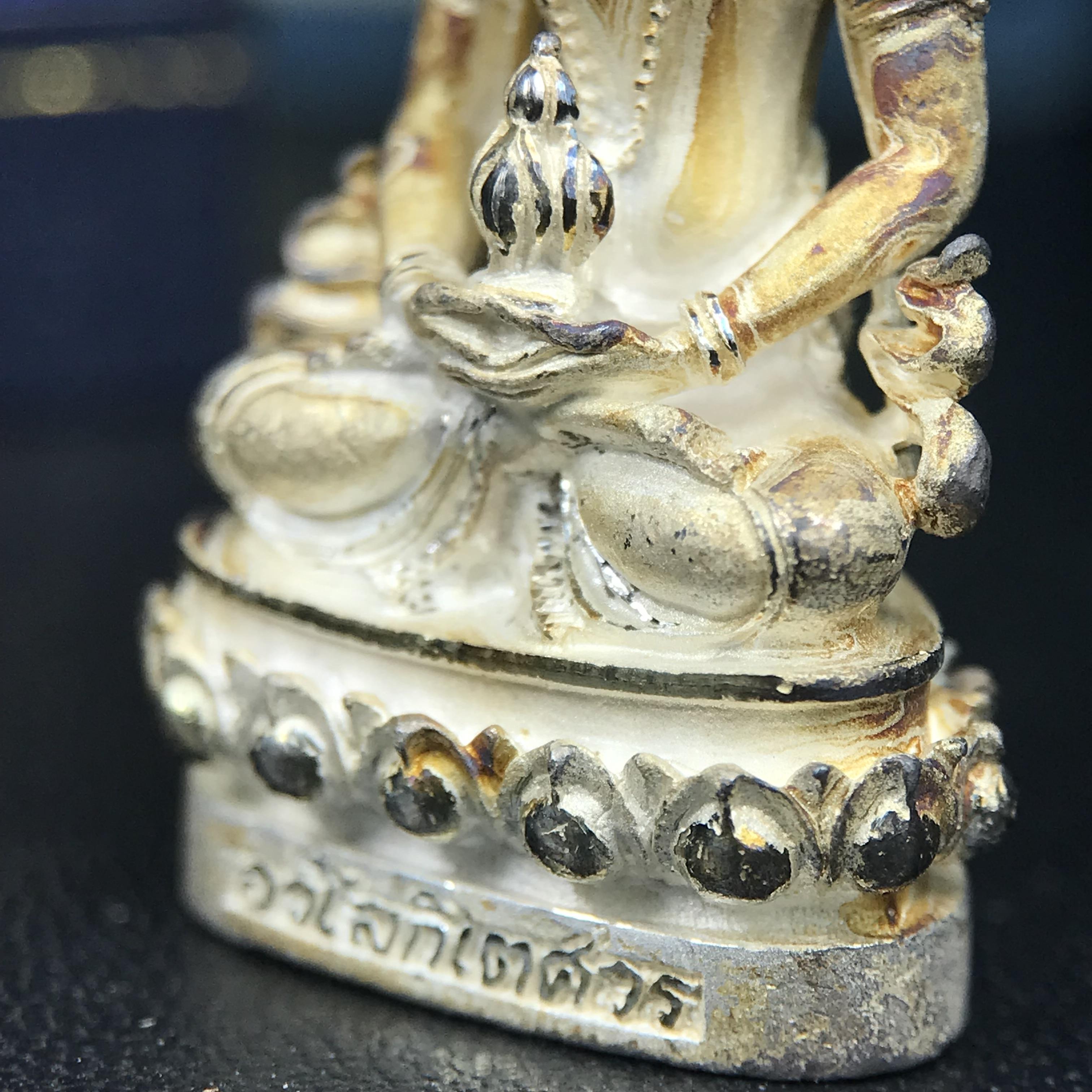 พระกริ่งอวโลกิเตศวร ( เจ้าแม่กวนอิม ) วัดโพธิ์แมนคุณาราม รุ่นอุดมโภคทรัพย์ พ.ศ.2539 เนื้อเงินพ่นทราย(ผิวเดิม ขึ้นสีรุ้งธรรมชาติ แบบนิยม เสน่ห์ของพระเนื้อเงิน) (พร้อมกล่องบรรจุการ์ดใบรับรองเดิมครบ)(อีกหนึ่งรุ่นยอดนิยม พุทธศิลป์สวยงดงาม)หายาก 1 ใน 5000 องค์