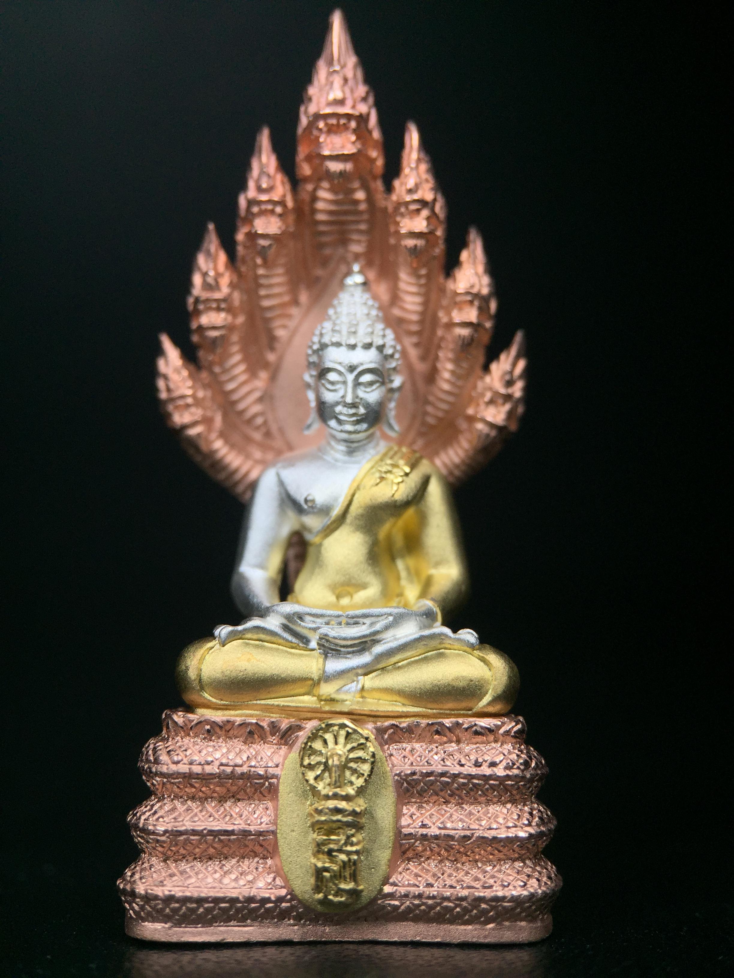 พระนาคปรก สธ. รุ่นสร้างพระอุโบสถเฉลิมพระเกียรติ 4 รอบ 84 พรรษา สมเด็จพระเทพรัตนราชสุดาฯ วัดบวรนิเวศวิหาร ปี 2543 พิมพ์ใหญ่ เนื้อเงินบริสุทธิ์ ชุบสามกษัตริย์แบบพ่นทรายขัดเงาบางส่วน(สภาพ สวย )พิธีใหญ่ พุทธศิลป์งดงาม หายาก (1 ใน 1999 องค์)