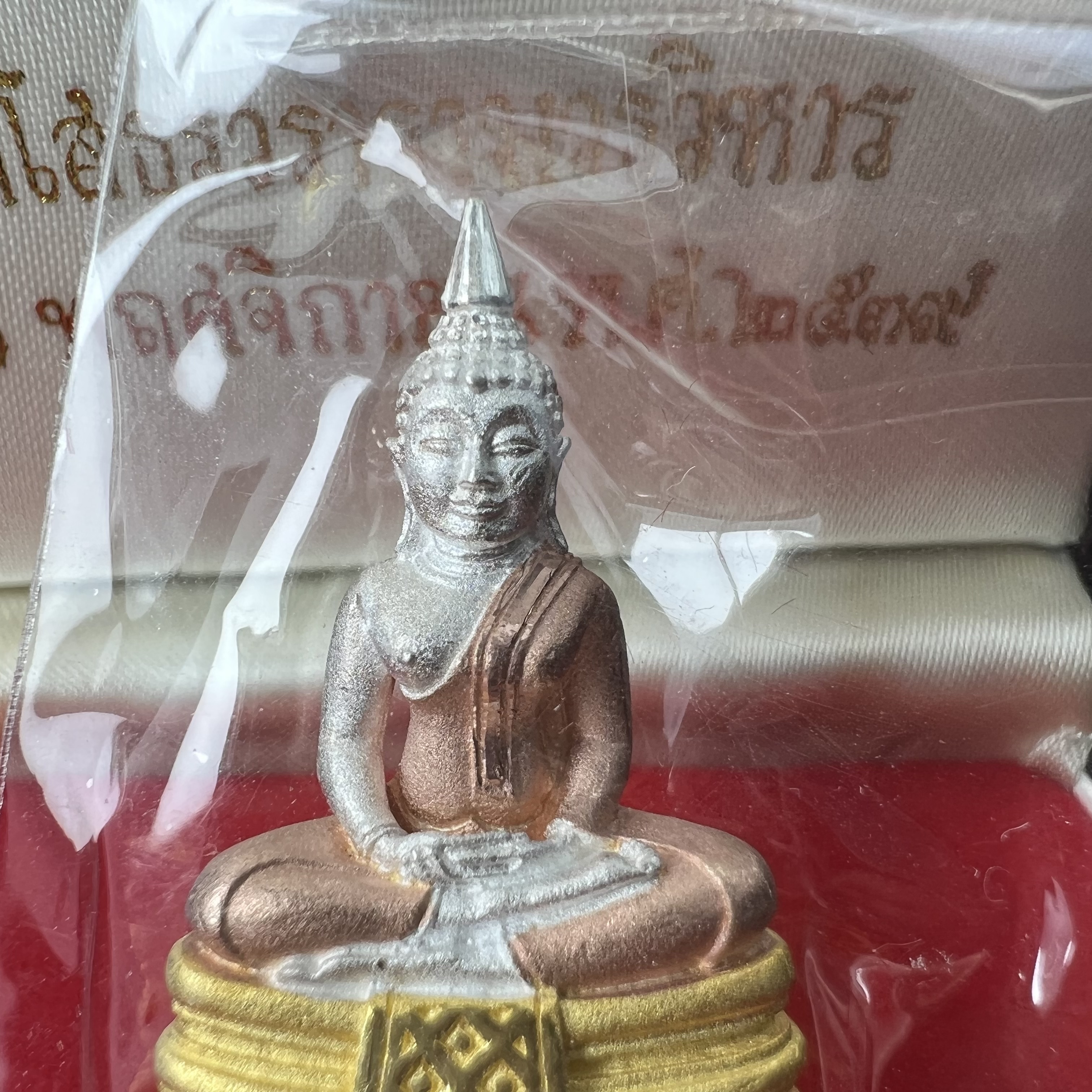 พระพุทธโสธร(หลวงพ่อโสธร) รุ่นสร้างอุโบสถ ปี2539 เนื้อเงินสามกษัตริย์ ลอยองค์พิมพ์ใหญ่ สภาพสวยกล่องบรรจุเดิมครบสมบูรณ์(แบบนี้หายาก)(งานแพรนด้า จิวเวลรี่)สวยงดงาม