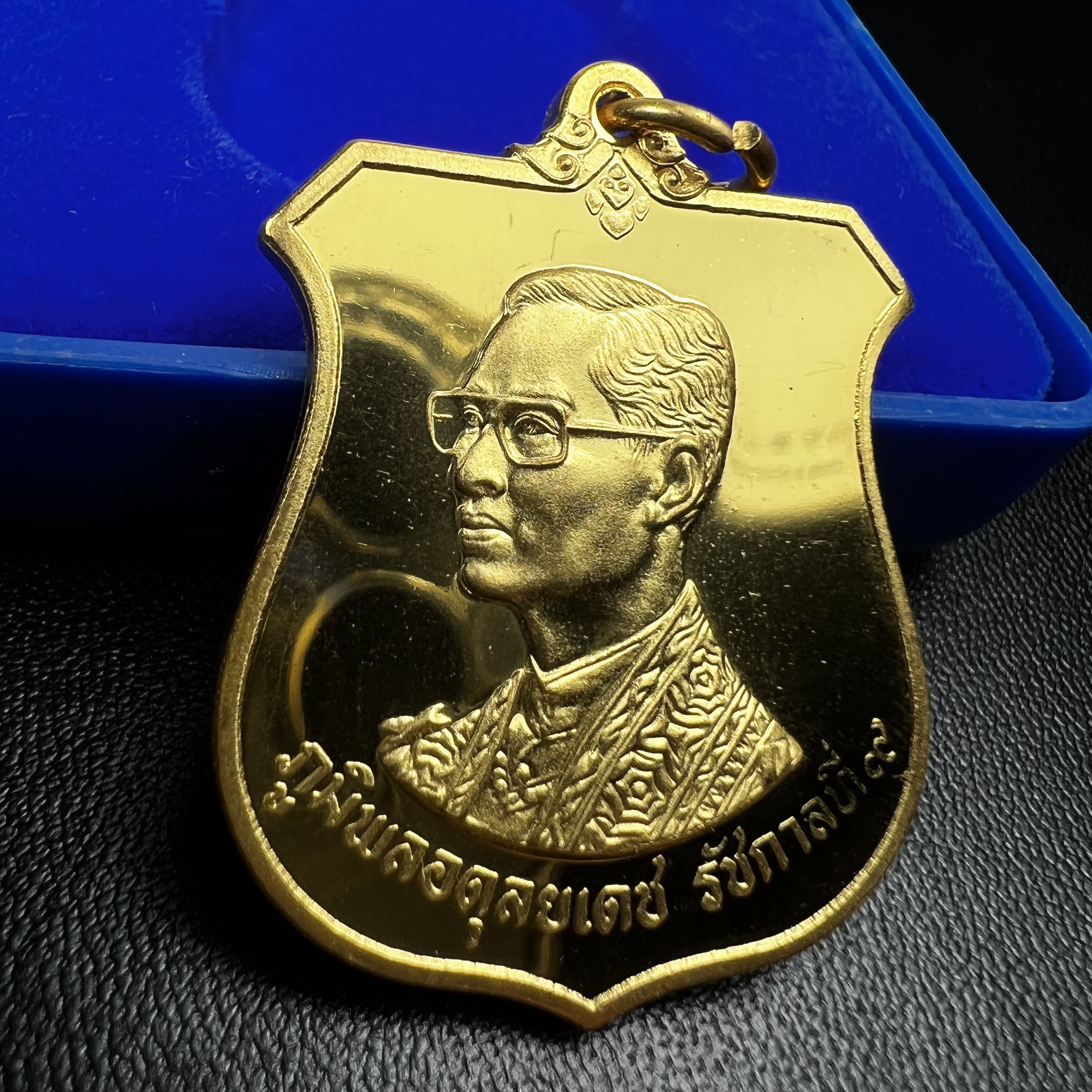 เหรียญมิ่งมหามงคล เฉลิมพระชนมพรรษา 6 รอบ72 พรรษา ในหลวงรัชกาลที่9 ปี 2542 เนื้อทองทิพย์ สภาพคัดสวยดุจทองคำซีนซองเดิมพร้อมกล่องบรรจุเดิม