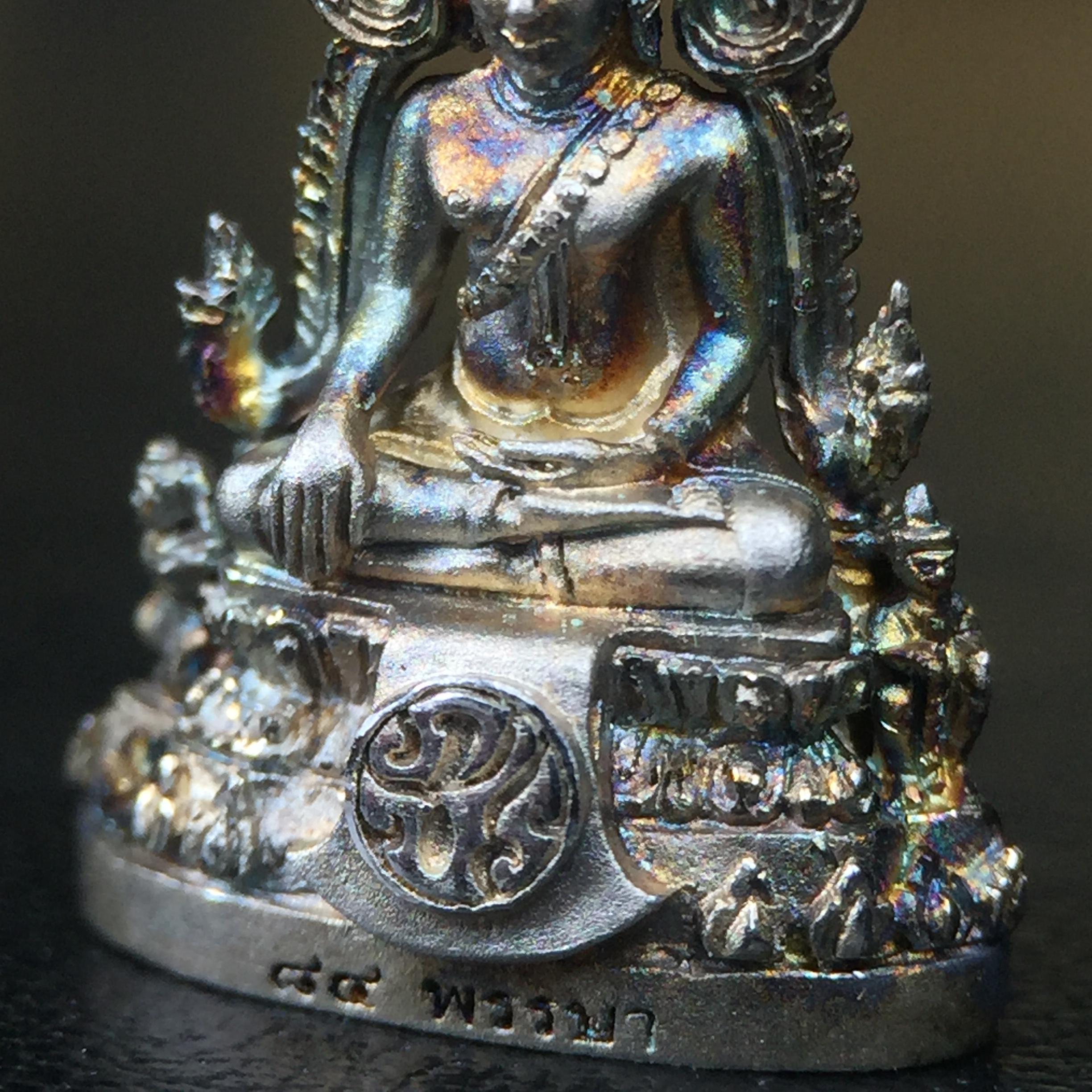 พระพุทธชินราช(จำลอง) ภปร. 84 พรรษา เนื้อเงินชุบทองคำขาว พิมพ์เล็กขนาดหน้าตัก 1/4 นิ้ว (สภาพผิวเดิมสวย ขึ้นสีรุ้งธรรมชาติ แบบนิยม)(พระราชทานมวลสาร จิตรลดาและเส้นพระเจ้า(เส้นผม))พุทธศิลป์ทรงคุณค่าอีกหนึ่งรุ่นยอดนิยม