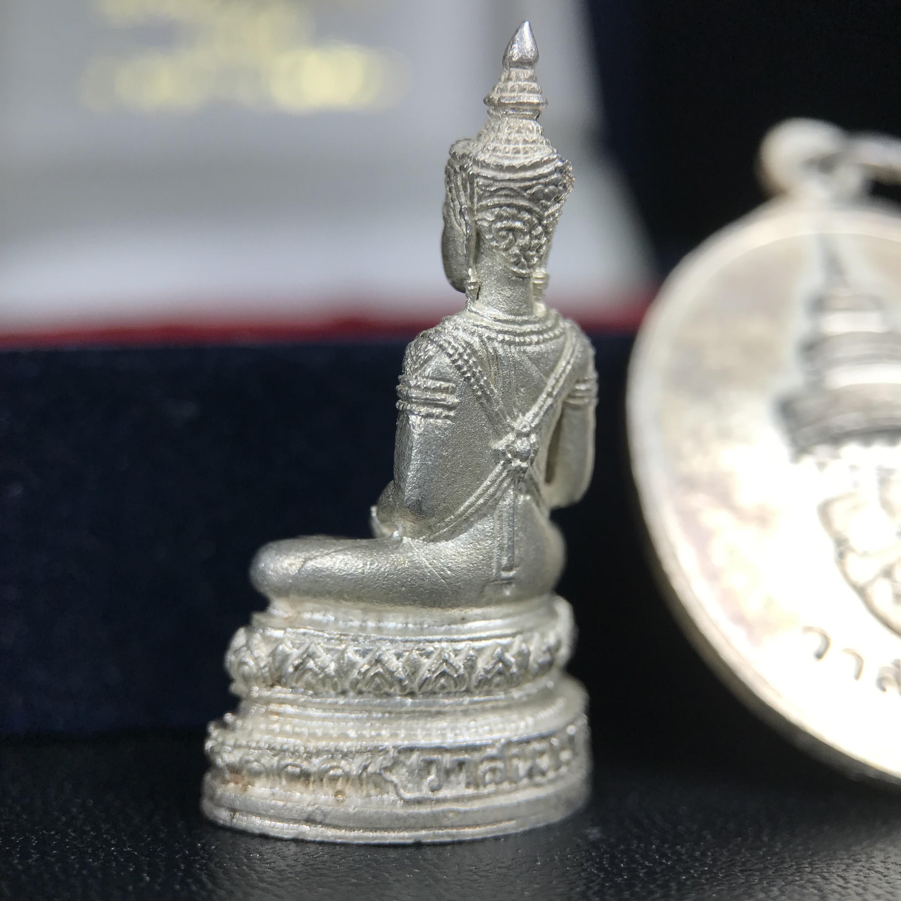 พระวาสนะเวศม์ พร้อมเหรียญ ชุดกรรมการ เนื้อเงิน(หายากพบเจอน้อย) สร้างในโอกาสสมเด็จย่าทรงเปิดสถานสงเคราะห์คนชรา 8 พฤษภาคม ปี 2530 กรมประชาสงเคราะห์จัดสร้าง พิธีปลุกเสก วัดบวรนิเวศวิหาร