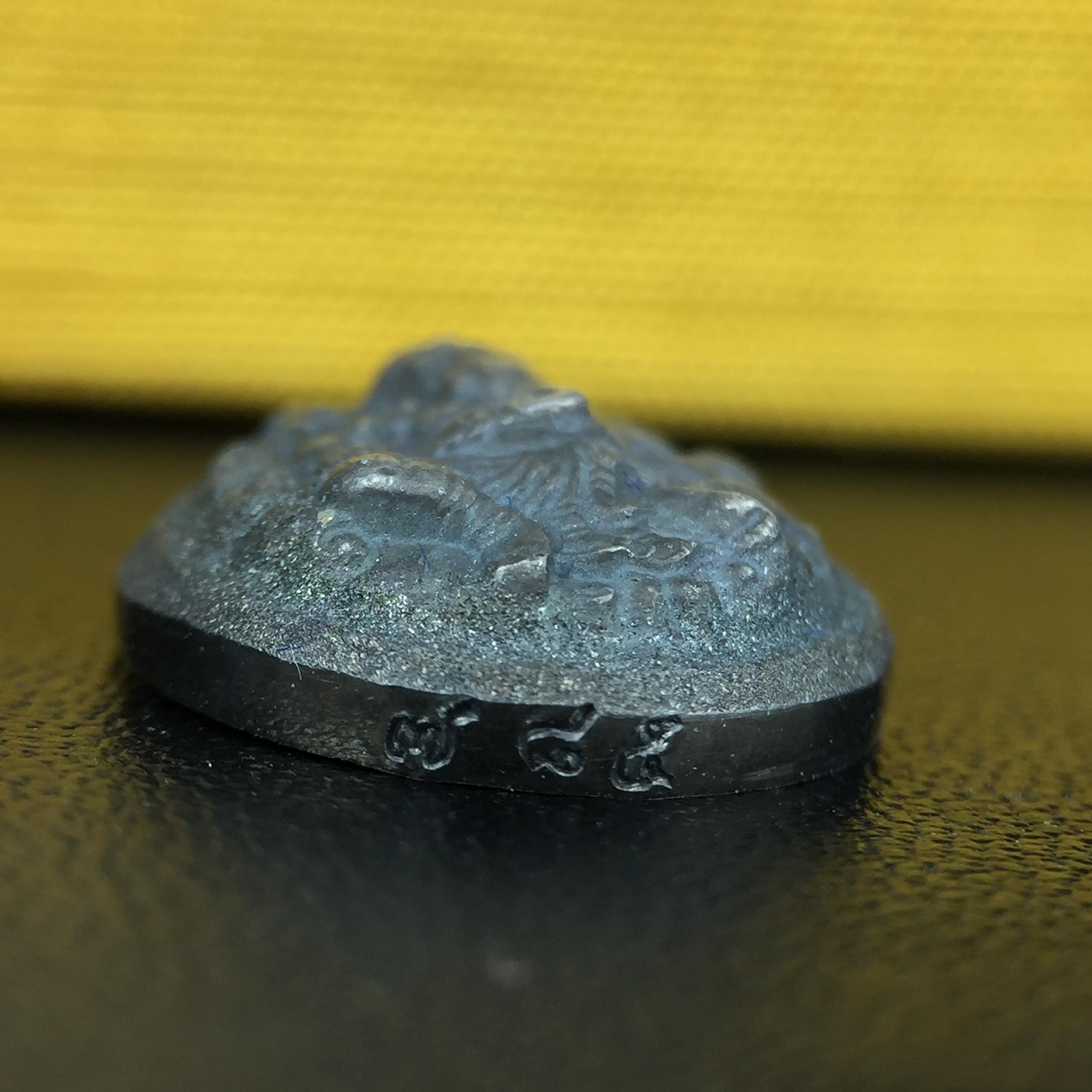 เหรียญพระพิฆเนศวร ญสส. ชุดกาญจนาภิเษกครองราชย์ 50 ปี พุทธศักราช 2538 พิมพ์เล็ก(1.9 ซม.) เนื้อเงินผิวเดิมกลับดำเข้มขลังงดงามธรรมชาติ สภาพสวยเดิมพร้อมกล่องบรรจุเดิม ตอกโค๊ดหมายเลขกำกับ(1ใน1000องค์)