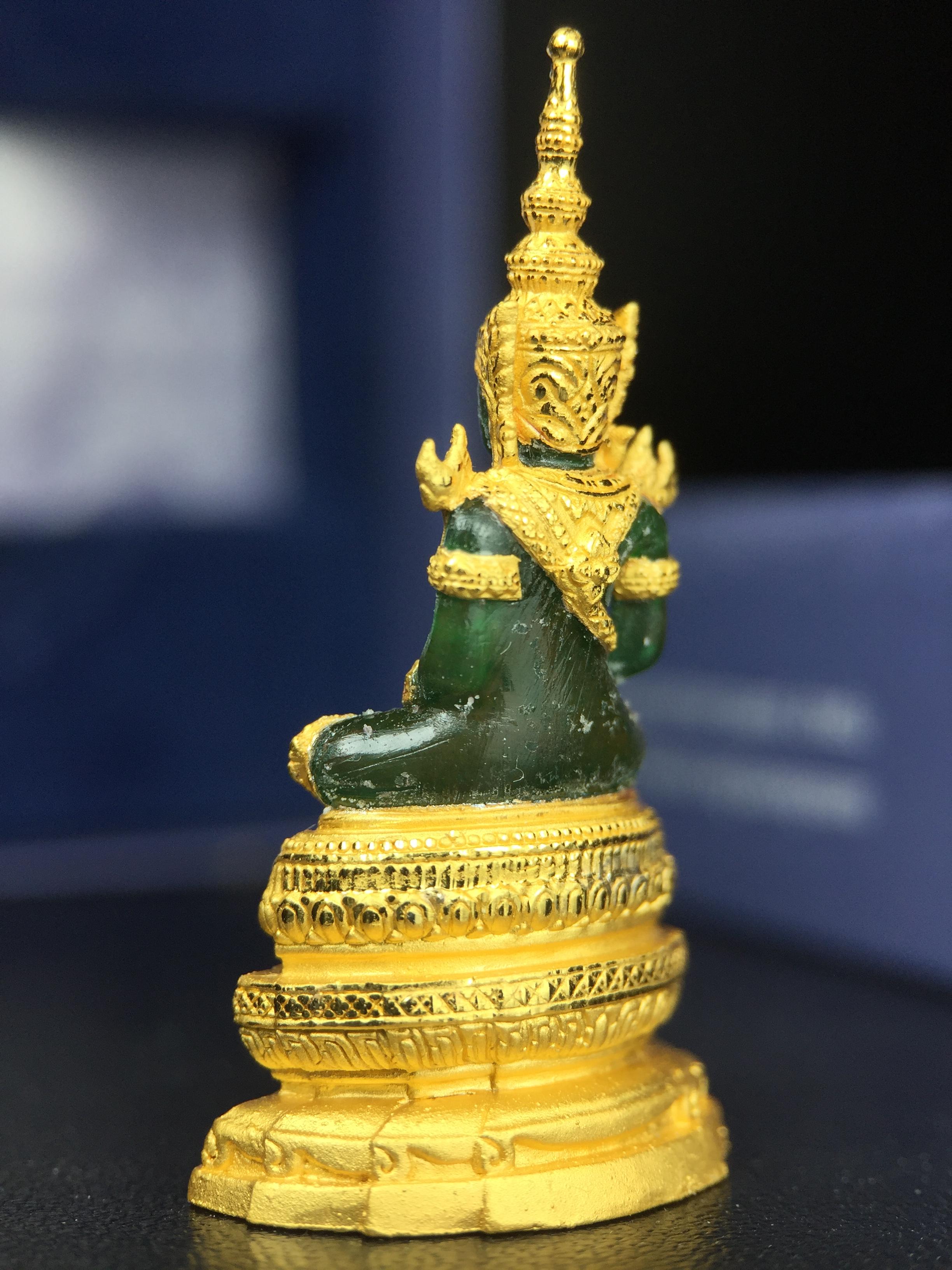 พระแก้วมรกต ภปร. จัดสร้างโดย รพ.ภูมิพลฯ ปี2547 ลอยองค์ขนาดหน้าตัก 1/2 นิ้ว เนื้อเรซิ่นหุ้มทองคำ99.99 งดงามทรงคุณค่าอีกหนึ่งรุ่นยอดนิยม หายาก