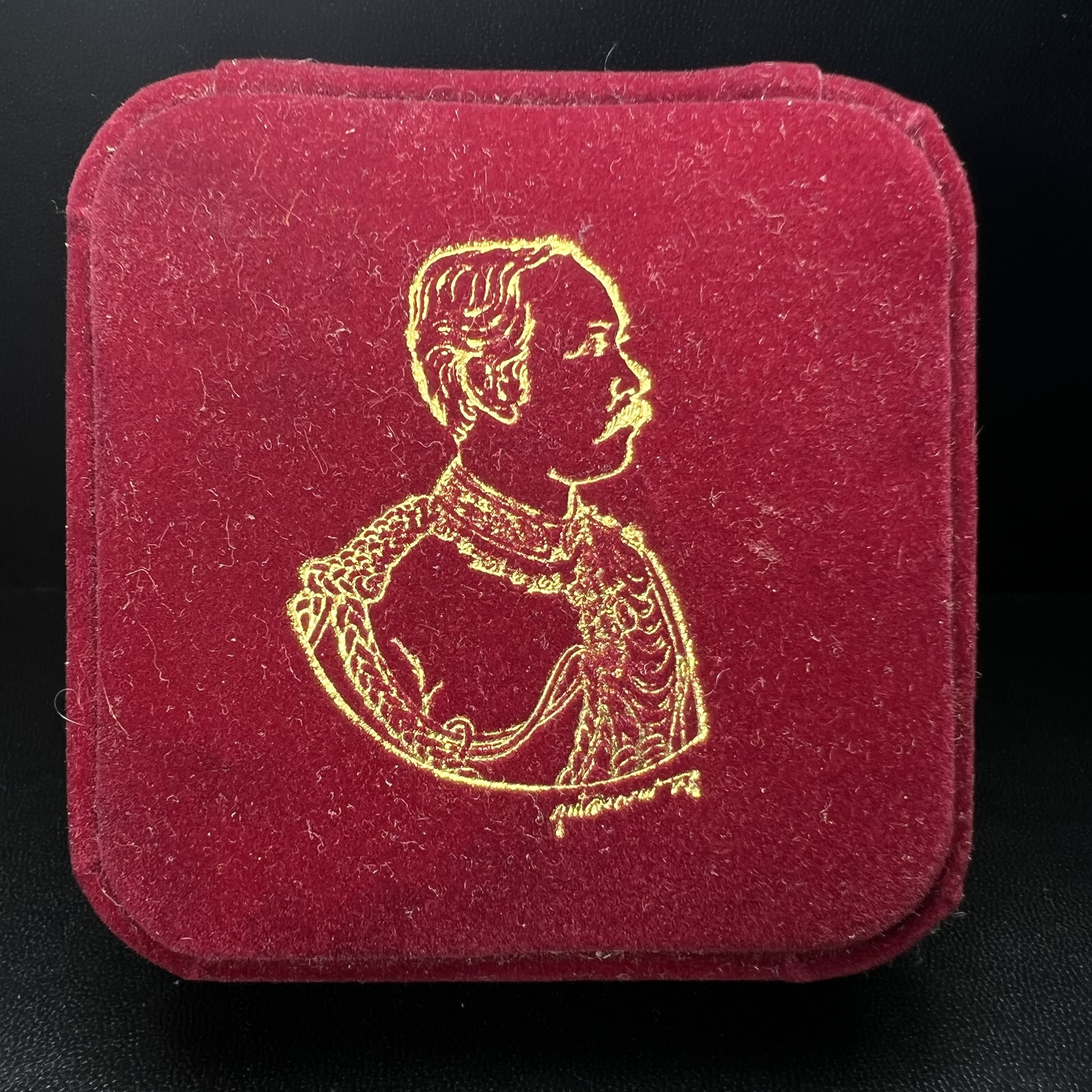 เหรียญรัชกาลที่ 5 คชสารหมื่นปี หลวงพ่ออุตตมะ วัดวังก์วิเวการาม ปี 2540 พิมพ์ใหญ่ขนาด 3.0 ซม. หน้ากากทองคำบริสุทธิ์ 99.99% (ผิวสวยเดิมขึ้นรุ้งงดงามธรรมชาติ)พร้อมกล่องบรรจุเดิมครบ(ควรคู่ผู้รู้คุณค่า ด้วยวัตถุมงคล เสริมบุญญาบารมี)