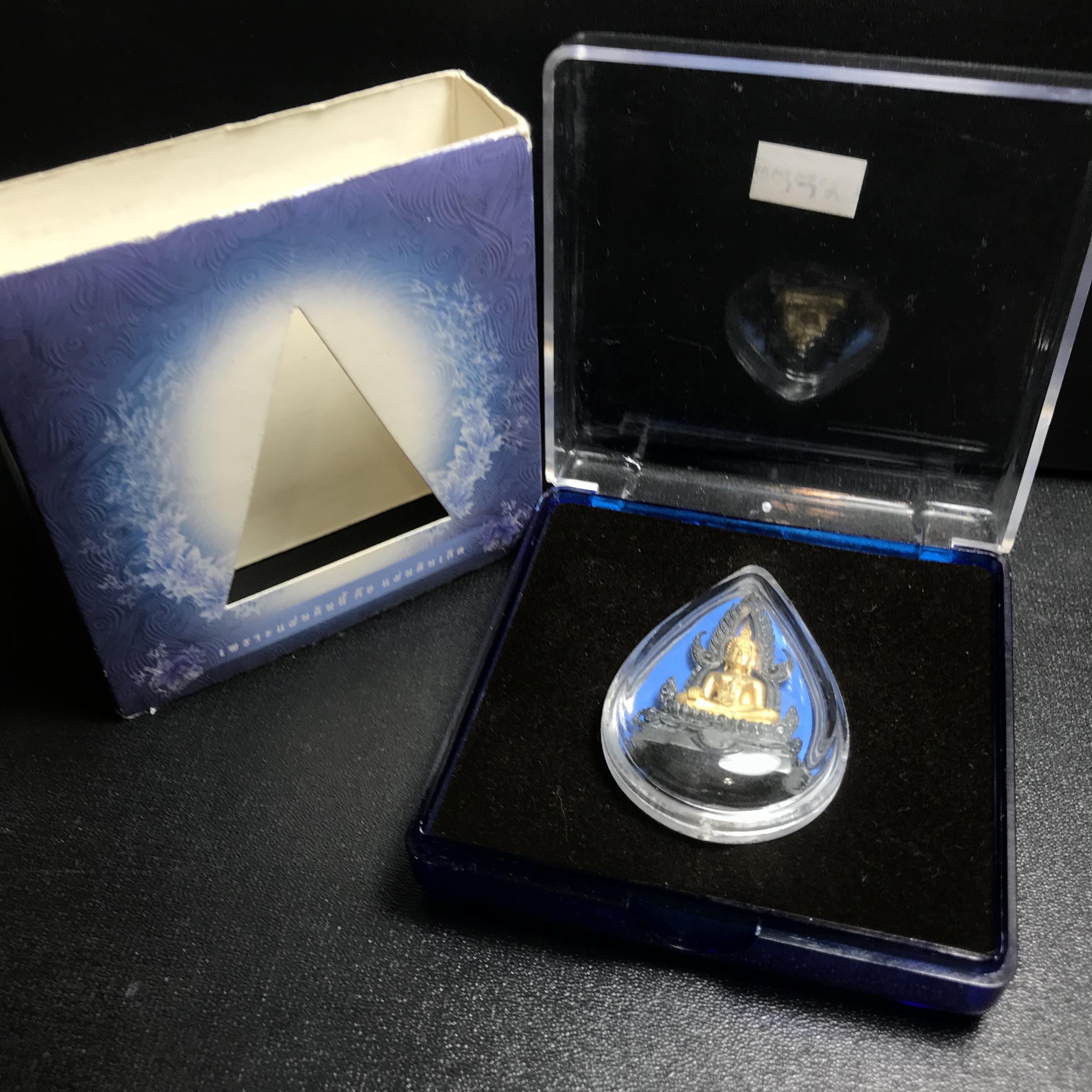 พระพุทธชินราช ภปร. โครงการ เพราะแผ่นดินนี้คือแผ่นดินเกิด เนื้อเงินชุบทองคำซุ้มรมดำ ปี2551 ขนาดหน้าตัก1/2นิ้ว (สวยงามหายาก)1ใน5000องค์