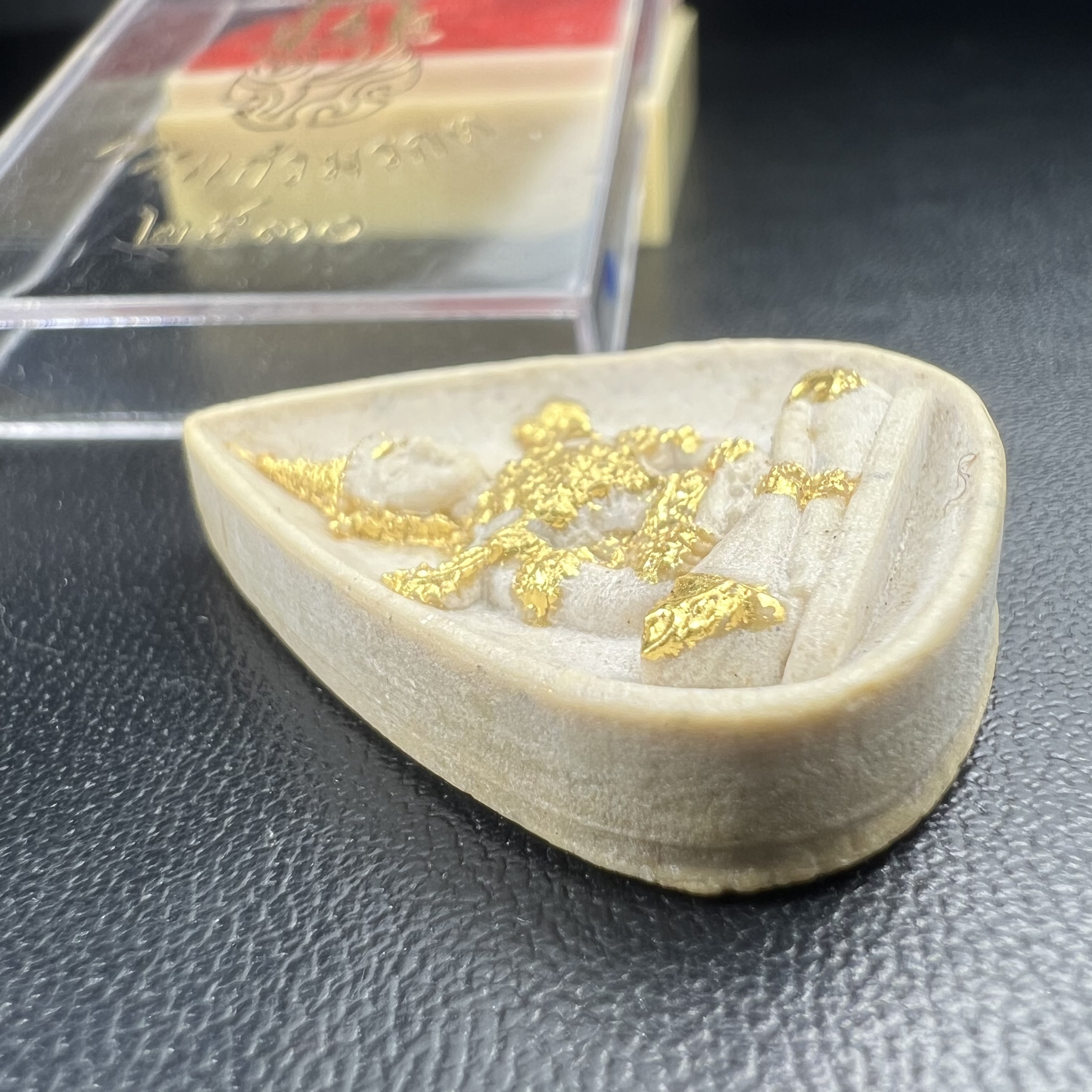 พระแก้วมรกต หลัง ภปร. เนื้อผง ปี2530 พระดี พิธีใหญ่ ประกอบพิธีพุทธาภิเษกพร้อมกับพิธีพระกริ่งปวเรศ ปี2530 วัดบวรนิเวศและวัดพระแก้ว(พิมพ์ฤดูร้อนกล่องเดิมครบ)