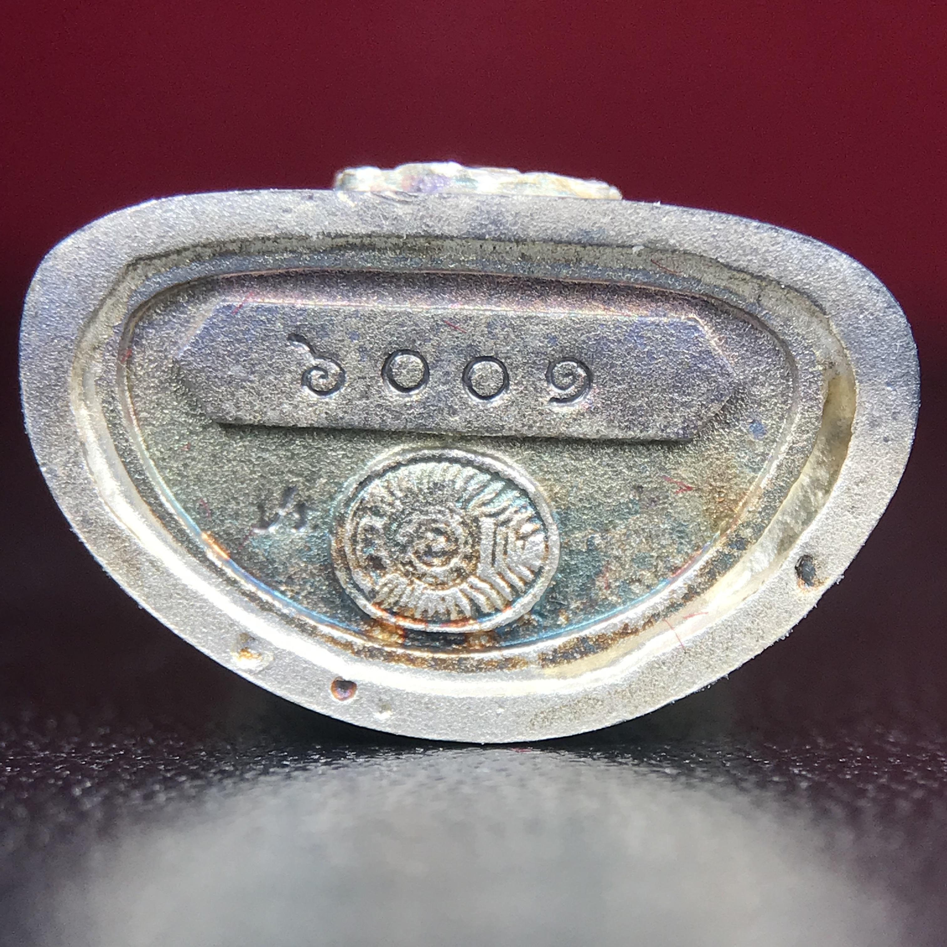 พระกริ่งไพรีพินาศ ตรากาญจนาภิเษก วัดบวรนิเวศวิหาร ที่ระลึกในหลวงรัชกาลที่9 ครองสิริราชสมบัติครบ 50ปี เนื้อเงิน(สภาพผิวเดิมขึ้นสีรุ้งธรรมชาติสวยแบบนิยม)(เสน่ห์พระเนื้อเงินสีสันที่ธรรมชาติสรรค์สร้าง)เข้มขลังทรงอานุภาพยิ่งใหญ่ กำราบศัตรูพ่ายสิ้น พระไพรีพินาศ