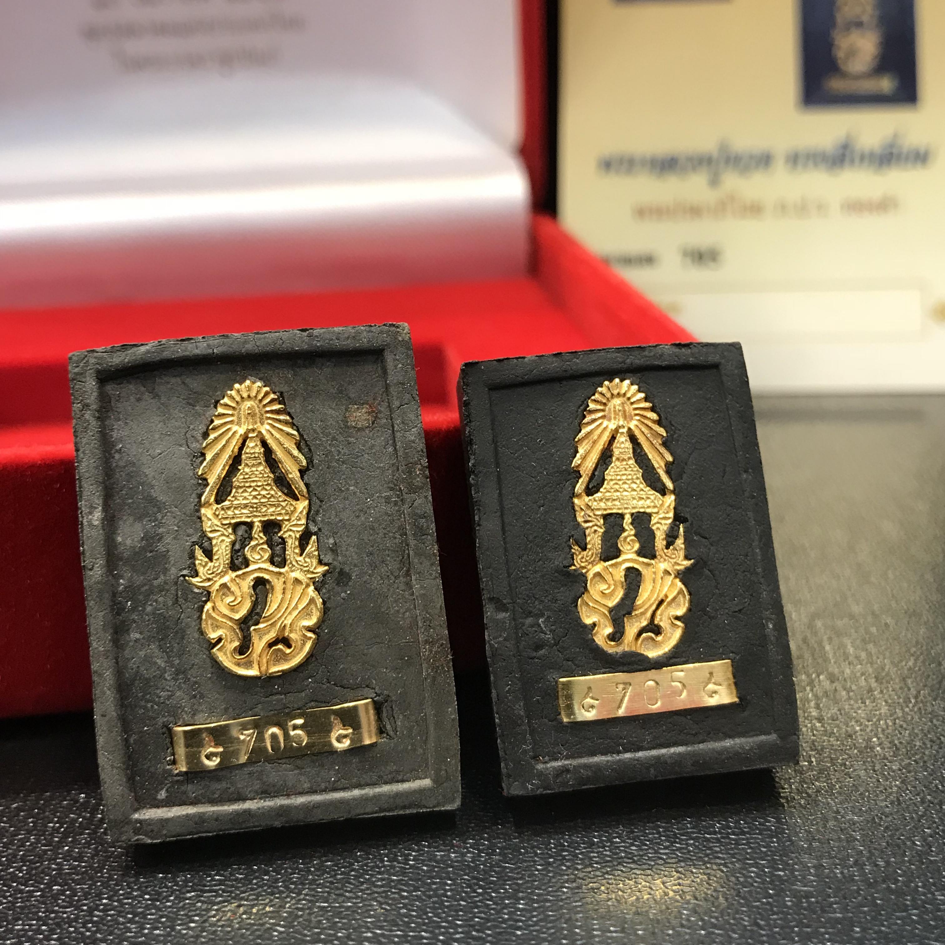 พระหลวงปู่ทวด ภปร. ปี 2547 พิมพ์สี่เหลี่ยมใหญ่-เล็ก(2องค์)เนื้อว่านดำหลัง ภปร. ทองคำ(หายาก1ใน999ชุด)