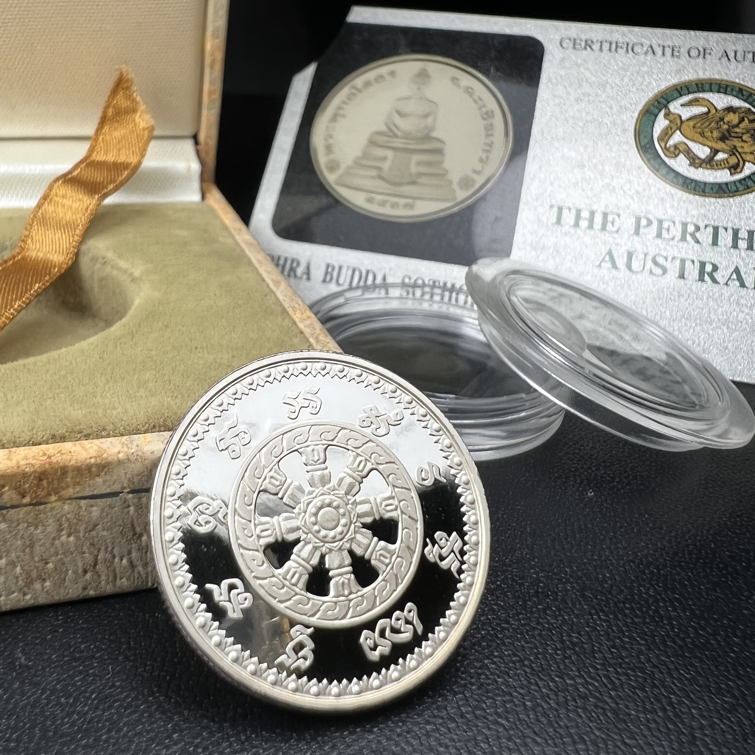 เหรียญพระพุทธโสธร รุ่นนานาชาติ(รุ่นแรก) วัดโสธรวรารามวรวิหาร ปี 2537 หลังพระธรรมจักร เนื้อเงินขัดเงา ขนาด 2.5 มม.สภาพสวยพร้อมกล่องและการ์ดใบรับรองเดิมครบสมบูรณ์(1 ใน 5000 เหรียญ)