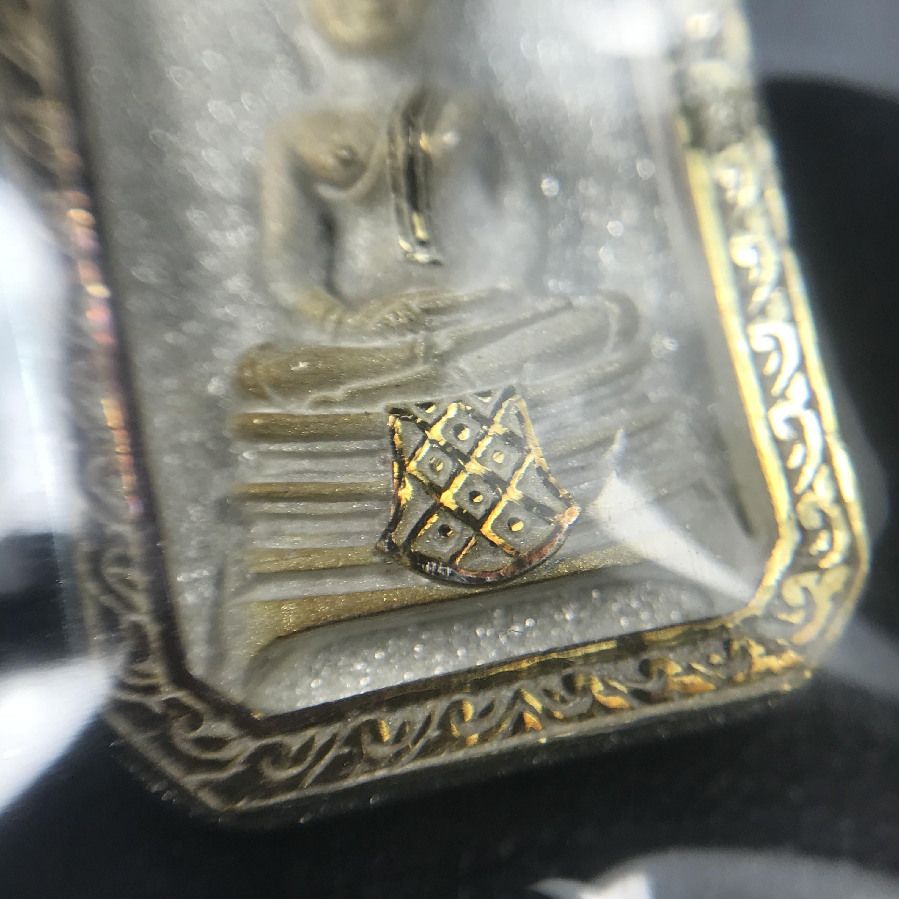 พระพุทธโสธร(หลวงพ่อโสธร) รุ่นสร้างอุโบสถ ปี2539 เนื้อเงิน พิมพ์แปดเหลี่ยม(หายาก) สภาพสวยผิวเดิมขึ้นน้ำทองสีรุ้งแบบนิยม กล่องบรรจุเดิมครบสมบูรณ์