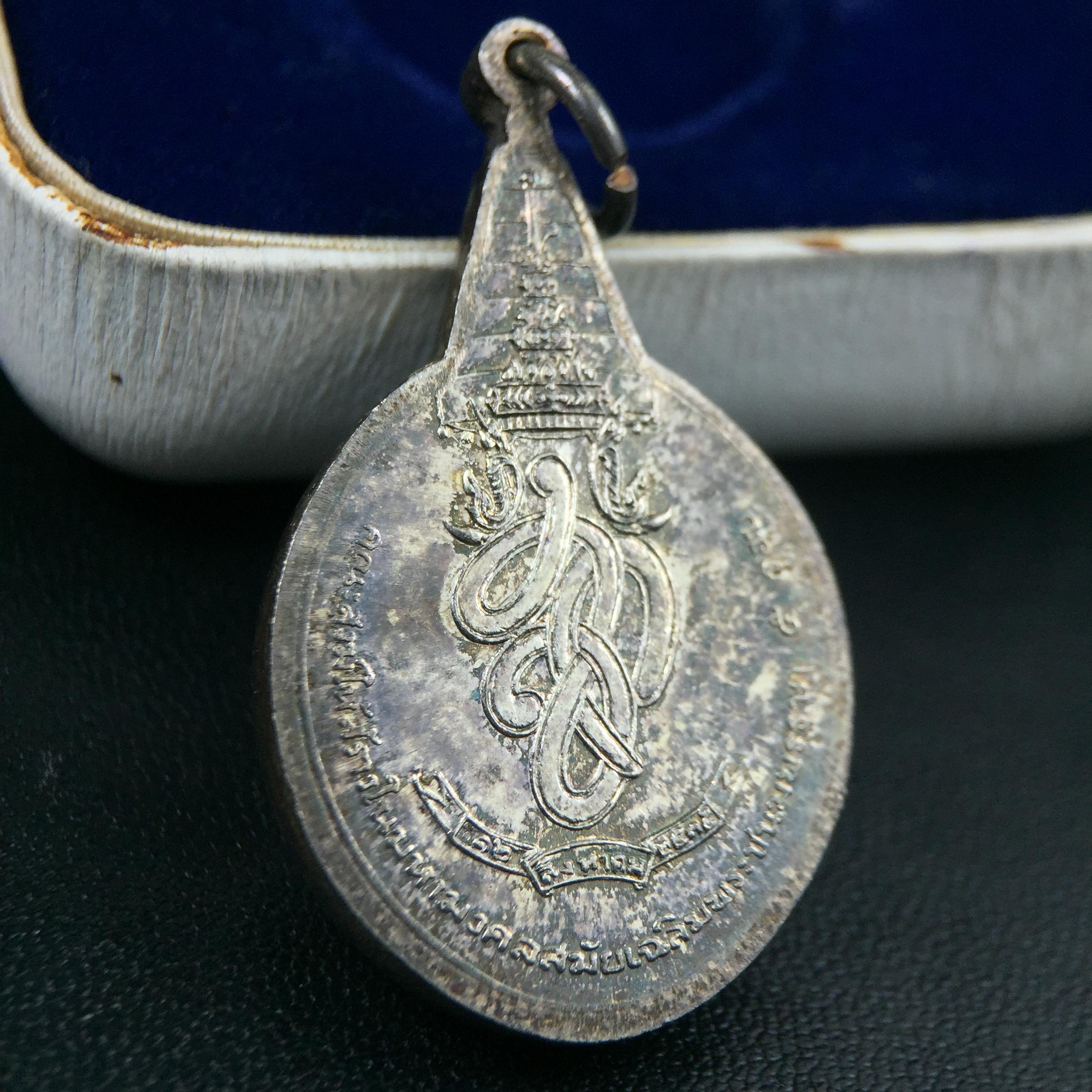 เหรียญพระชัยหลังช้าง หลัง สก. ปี 2535 เนื้อเงินพร้อมกล่องบรรจุเดิม พิธีใหญ่ สภาพสวยผิวเดิมๆ หายากมาก