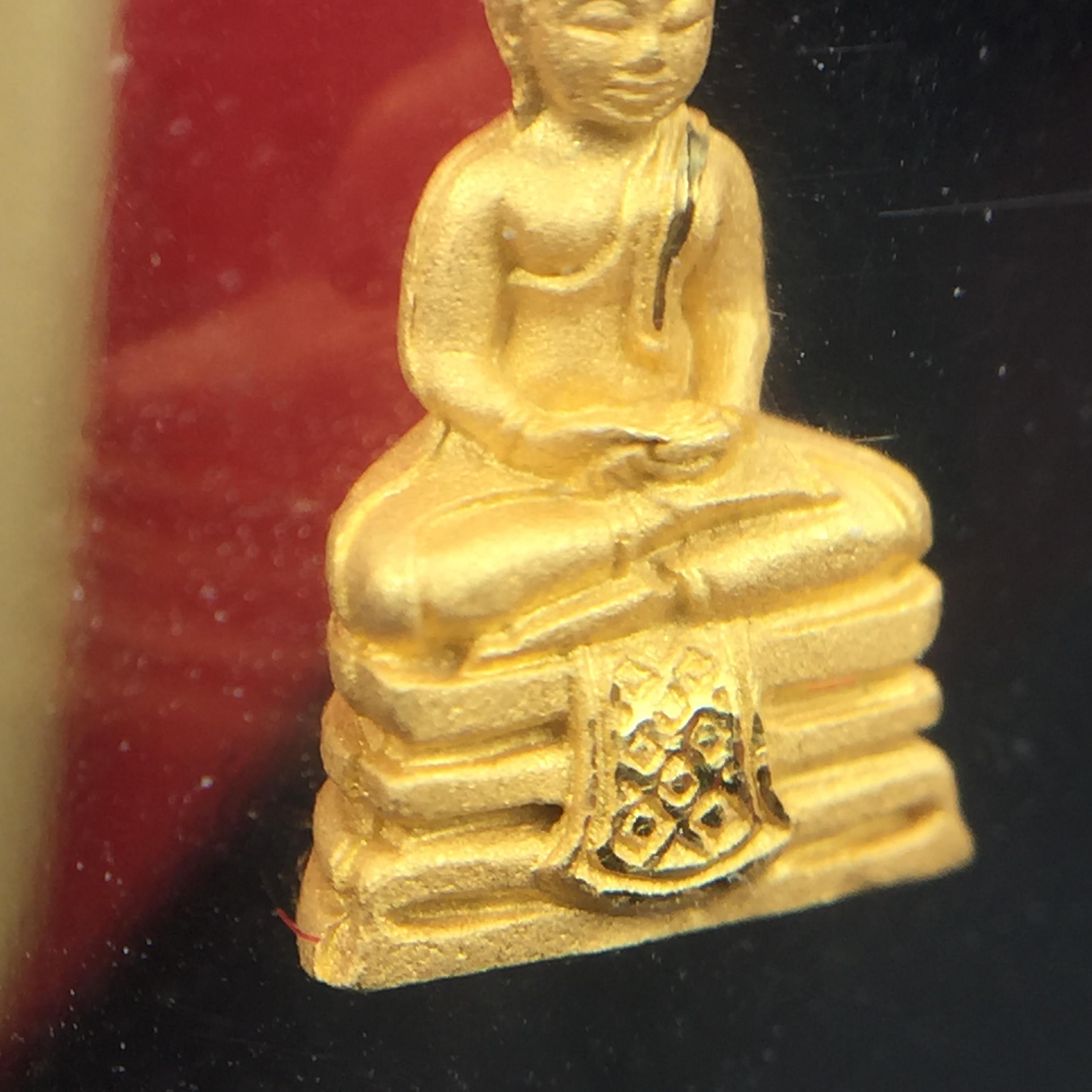 พระพุทธโสธร รุ่นอุดมโชคโภคทรัพย์ ปี 2550 เนื้อทองคำ พิมพ์จิ๋ว วัดโสธรวรารามวรวิหาร จ.ฉะเชิงเทรา (สภาพ สวย ซีนซองเดิม กล่องบบรรจุเดิมครบสมบูรณ์)