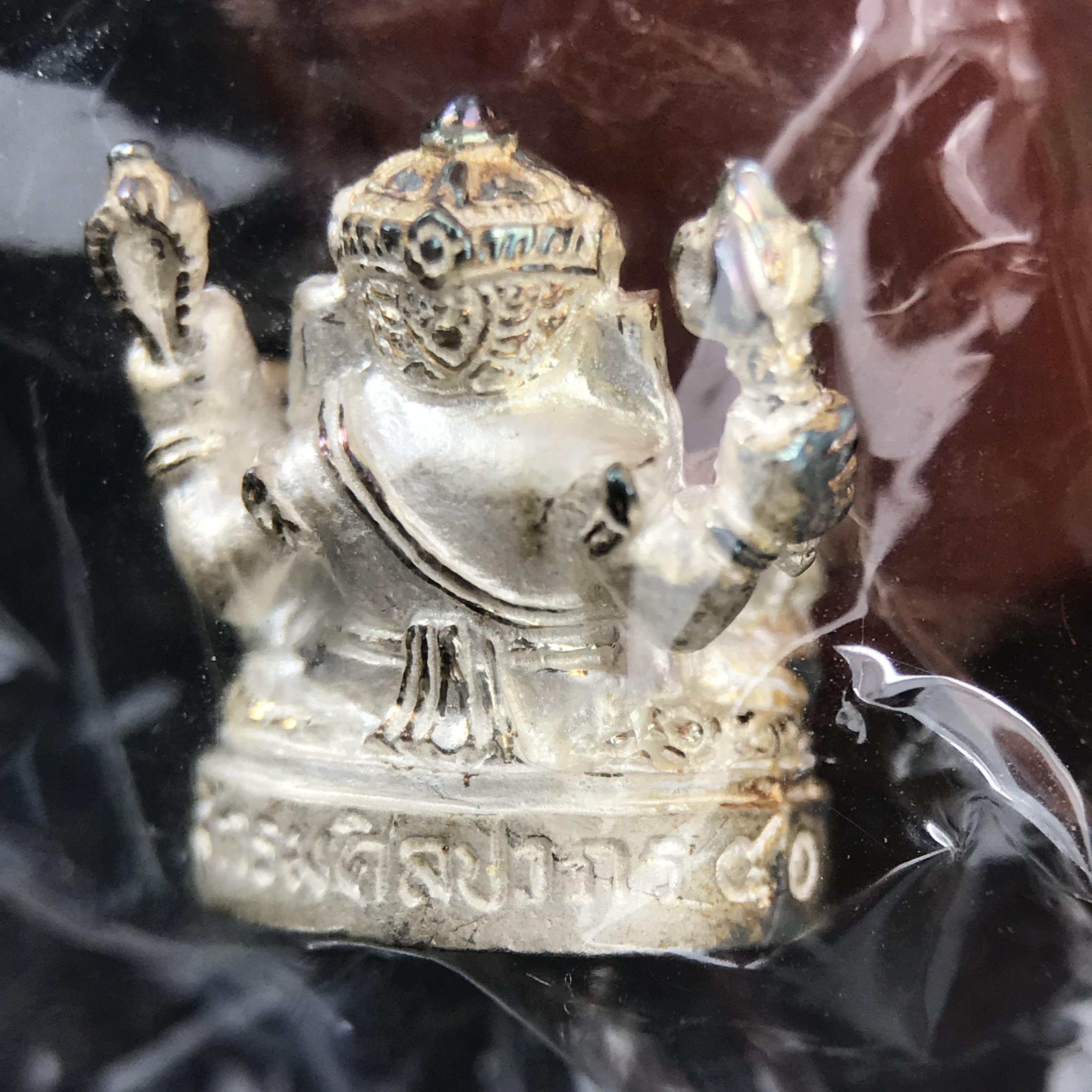 พระพิฆเนศ พิมพ์ลอยองค์ รุ่นแรก กรมศิลปากร ปี 2540 เนื้อเงิน ผิวเดิมติดรุ้งๆ(ซีนซองเดิมพร้อมกล่องไม้และกล่องกระดาษครบชุด)พิธีใหญ่ เข้มขลัง มวลสารศักดิ์สิทธิ์ (เทพเจ้าแห่งความสำเร็จและศิลปวิทยาการ)ยอดนิยมหายาก