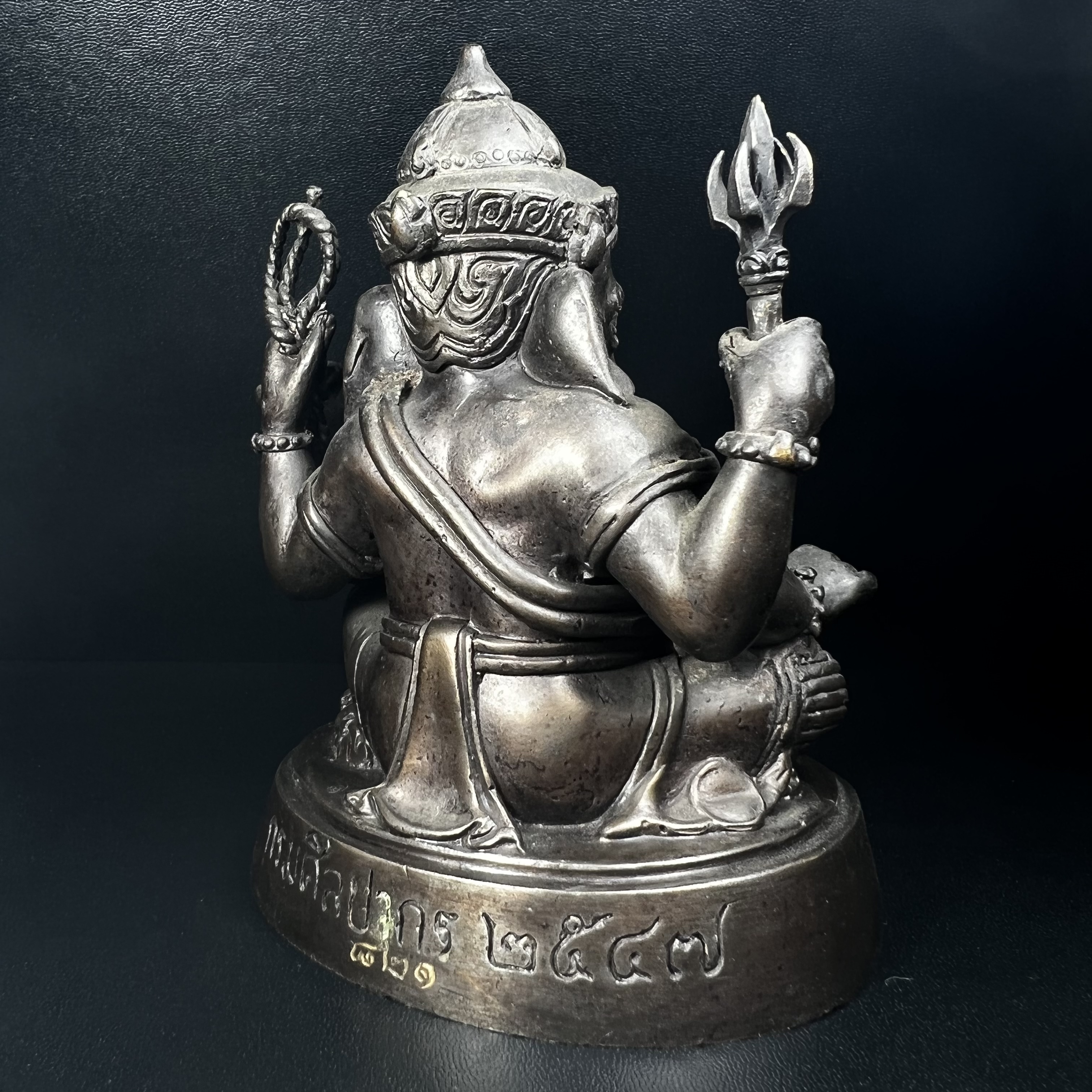 พระพิฆเนศ กรมศิลปากร ปี2547 ขนาดบูชาหน้าตัก 3 นิ้ว โลหะผสมเนื้อดี มีโค๊ดหมายเลขกำกับNo.821 (1 ใน 5000 องค์)รุ่นยอดนิยมหายาก