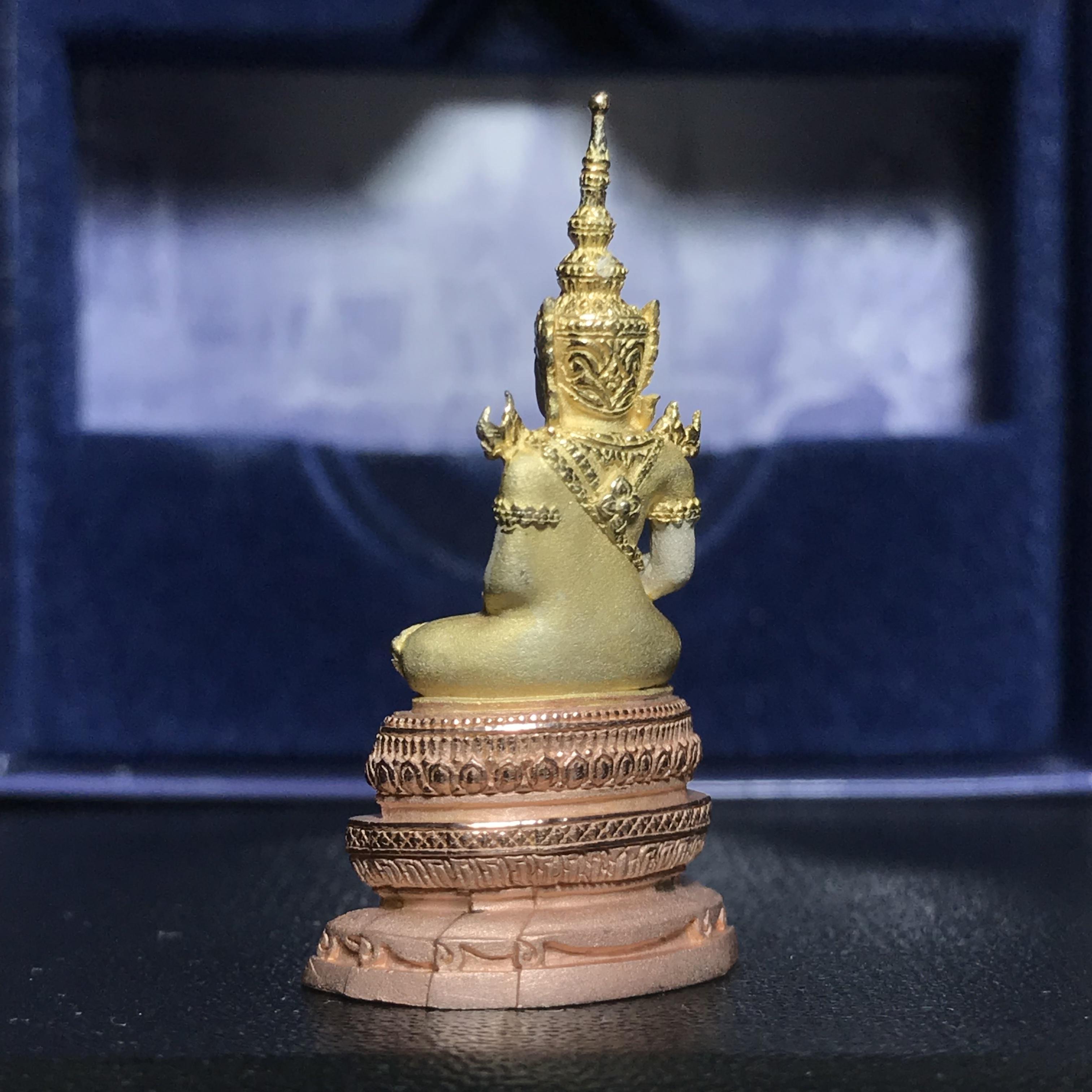 พระแก้วมรกต ภปร. ปี2547 จัดสร้างโดย รพ.ภูมิพลฯ เนื้อเงิน (3 กษัตริย์)ลอยองค์ หน้าตัก 1/2 นิ้ว