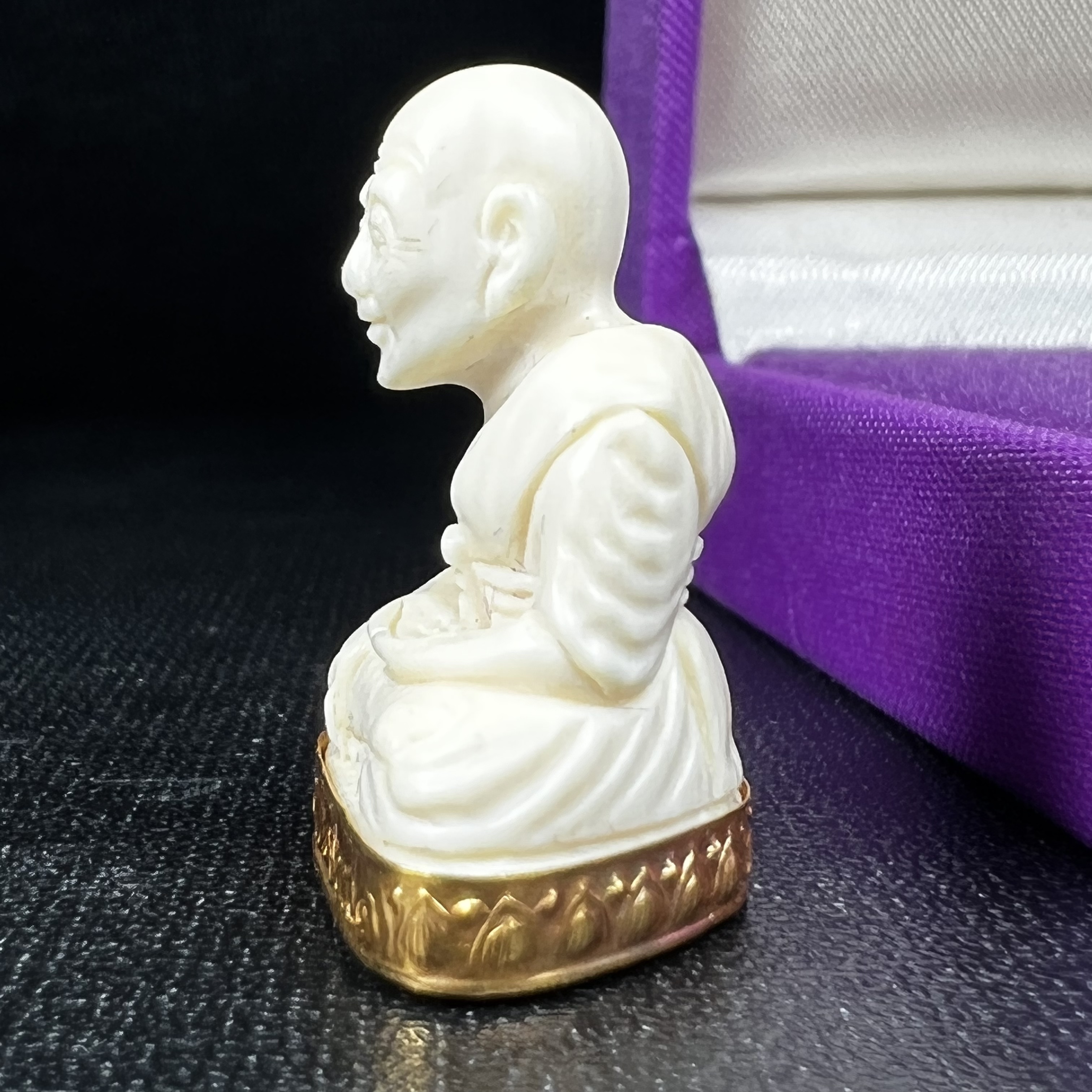 สมเด็จหลวงปู่ทวด รุ่นคชสารหมื่นปี (ศิลปาชีพ) วัดช้างให้ ปี2541(พิมพ์ลอยองค์ฐานทองคำโค๊ตทองคำ)นิยมหายาก