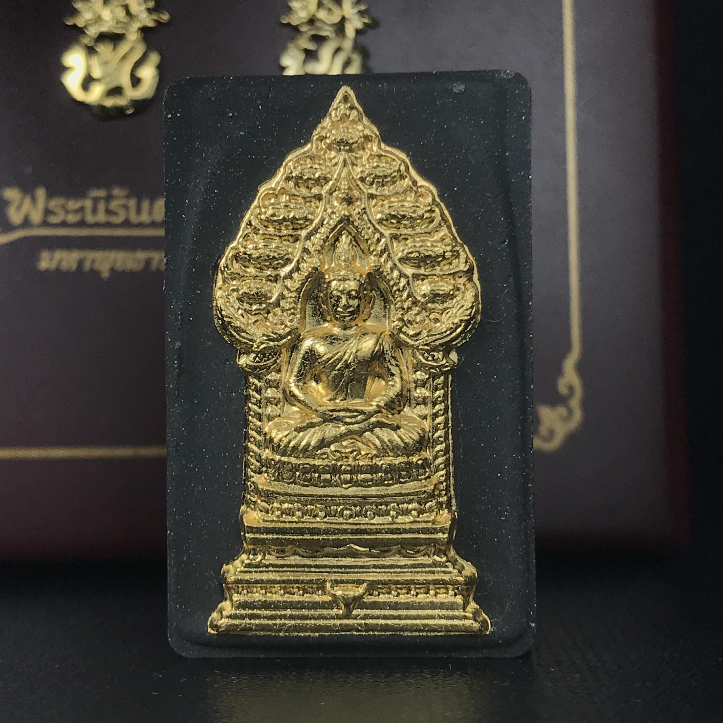 พระนิรันตรายสองกษัตริย์ มหาพุทธานุภาพแห่งแผ่นดิน ปี2552 "พระผู้ปกป้องคุ้มครองจากภัยอันตรายทั้งปวง" พระผงพิมพ์สมเด็จหน้าปัดทอง สีดำด้านหลังฝังนวโลหะชุบนาก เชิญอักษรพระปรมาภิไธยสองกษัตริย์(จปร.และ วปร.) พร้อมกล่องบรรจุเดิมครบชุด