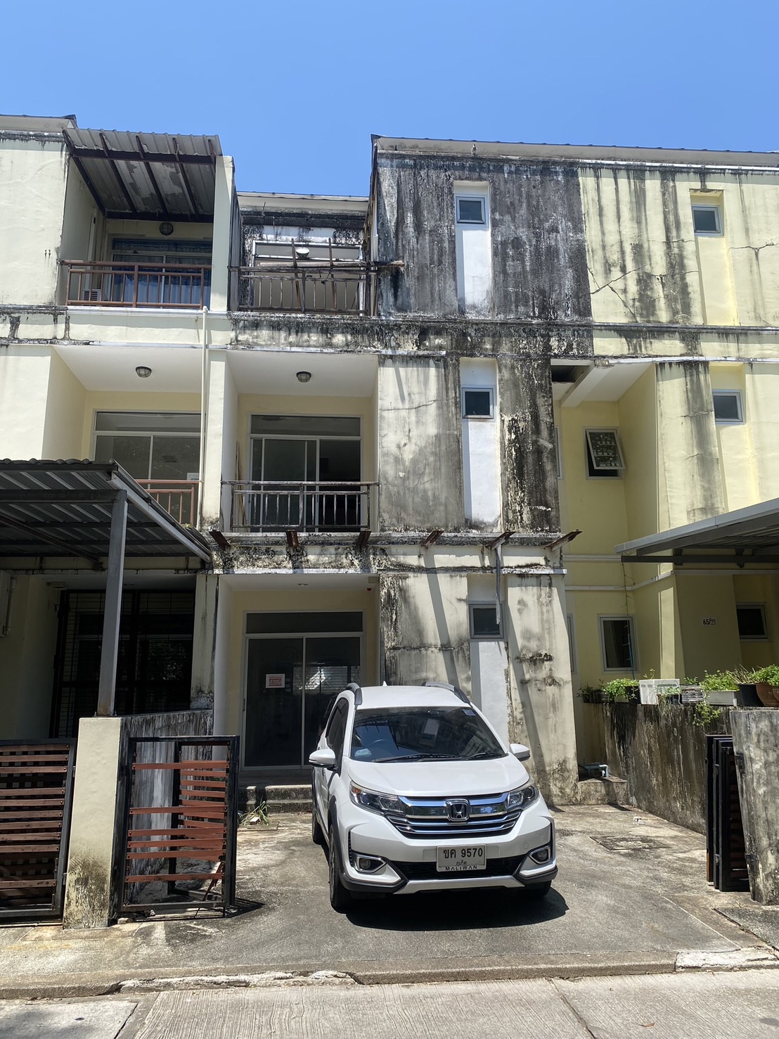 For Rent : Kohkaew, 3-Story commercial buildings, 2 Bedrooms