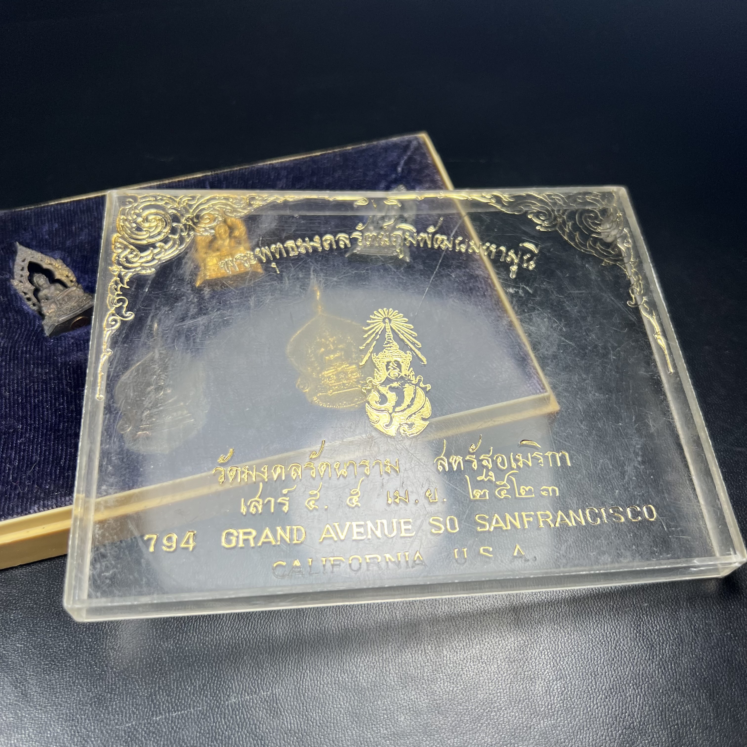 ชุดวัตถุมงคลพระพุทธมงคลรัตนภูมิพัฒนมหามุนี ภปร. วัดมงคลรัตนาราม วัดไทยในซานฟรานซิสโก สหรัฐอเมริกา ( Sanfrancisco USA.) ปี 2523(ชุดพิเศษกรรมการ 1 ชุด 5 รายการ)หายาก(พิธีใหญ่)หลวงปู่โต๊ะ วัดประดู่ฉิมพลี พร้อมเกจิอาจารย์ในยุคอีก ๑๐๘ รูปนั่งปรกอธิษฐานจิต