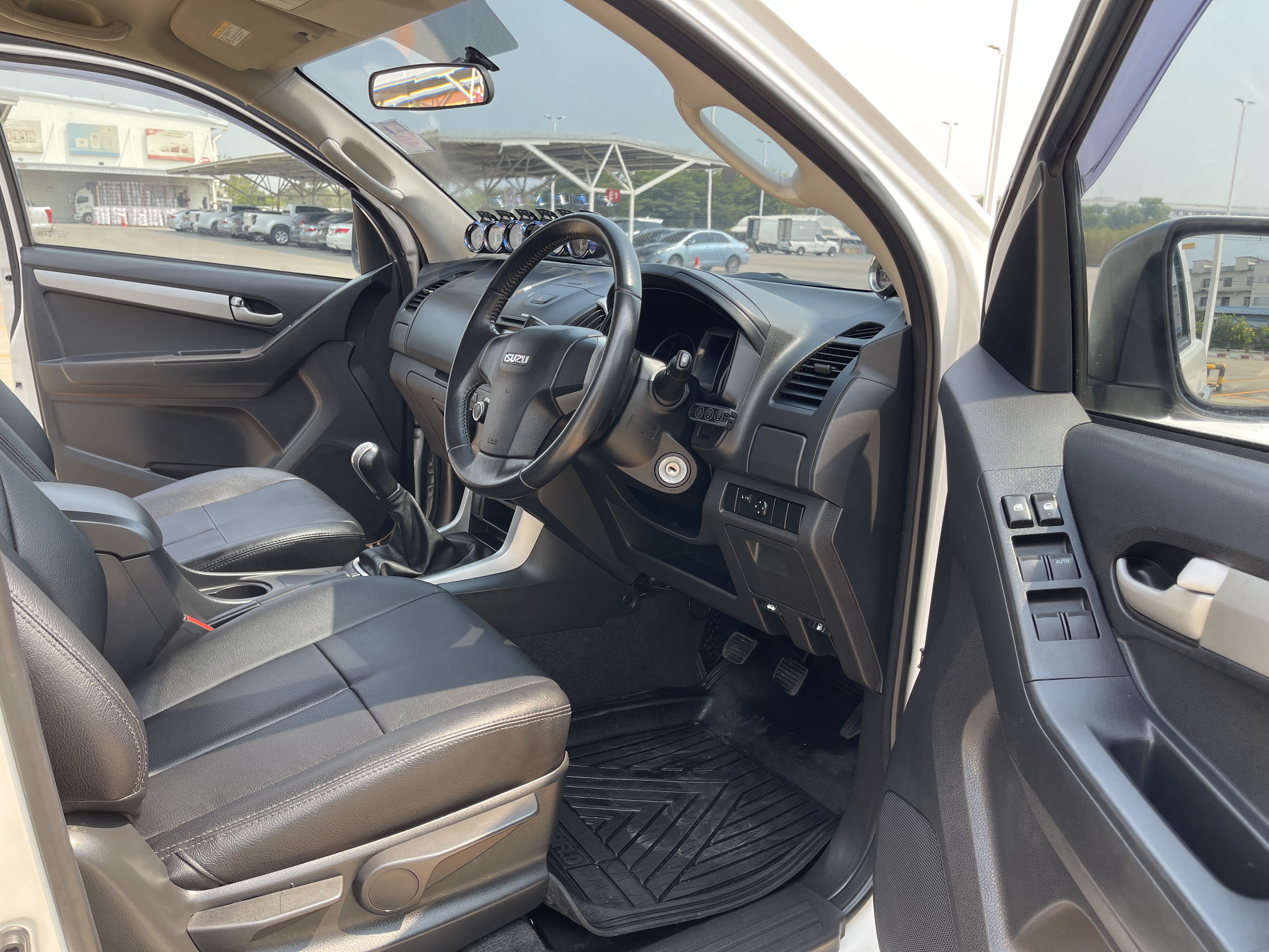 Isuzu Dmax All New 4ประตู Hilander 2.5 Vgs Z Dvd 2015 ขาวมุก