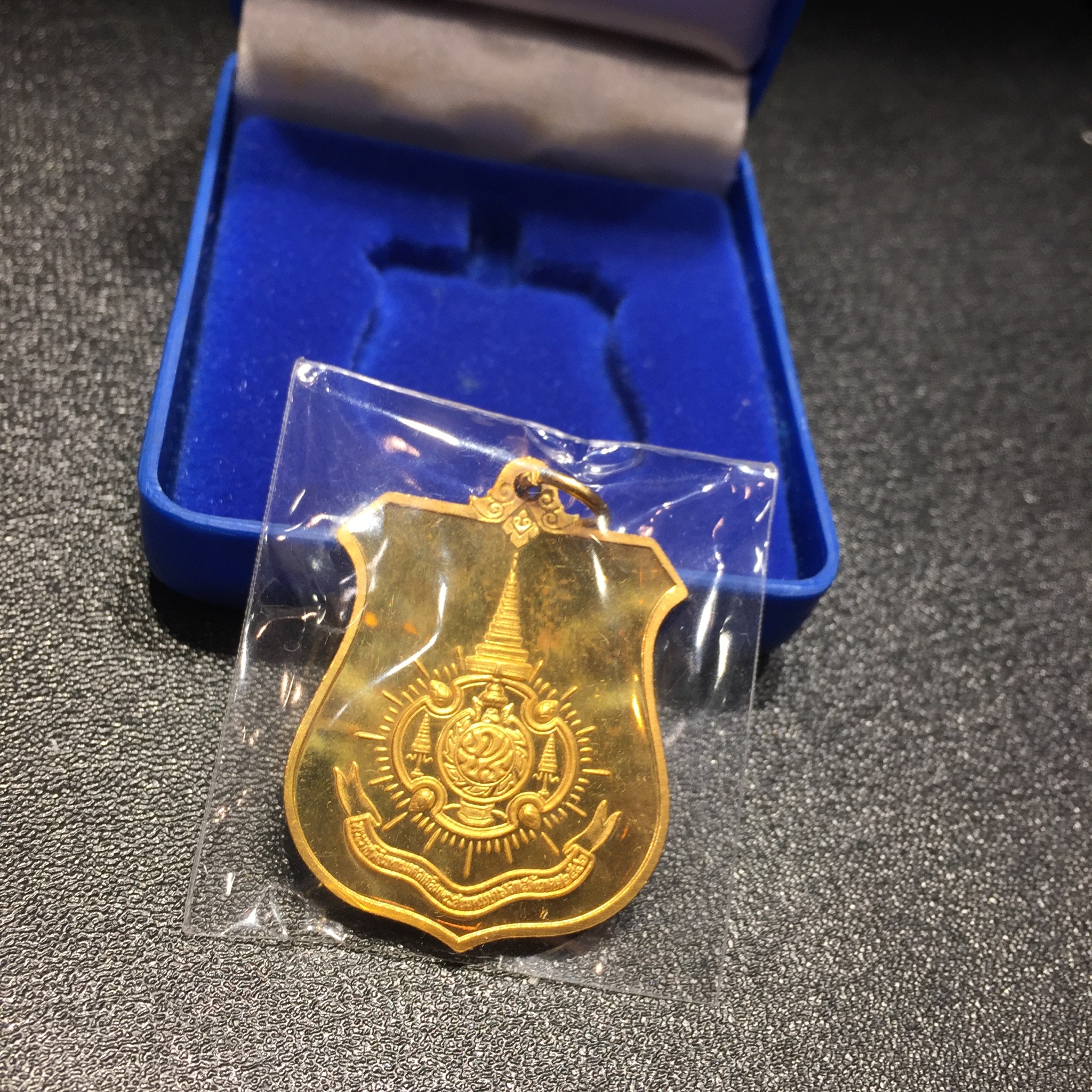 เหรียญมิ่งมหามงคล เฉลิมพระชนมพรรษา 6 รอบในหลวง ปี 2542 เนื้อทองทิพย์ สภาพสวยดุจทองคำพร้อมกล่อง