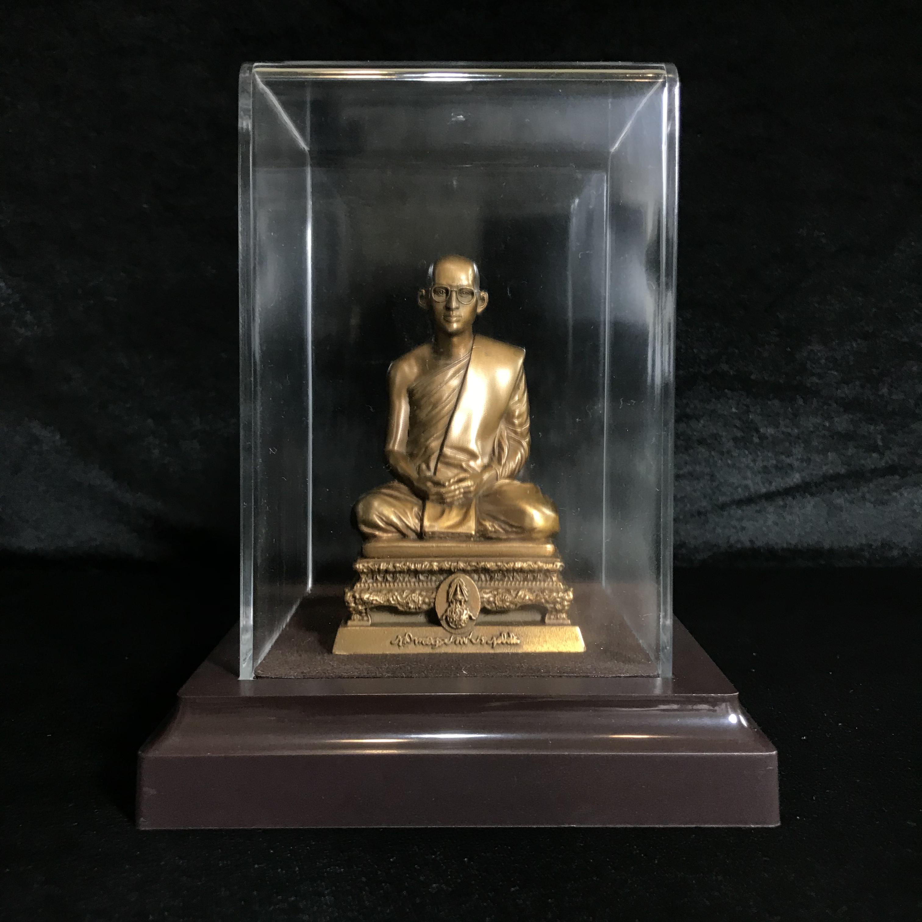 พระบรมรูปพระบาทสมเด็จพระเจ้าอยู่หัวรัชกาลที่9 ทรงผนวช(หน้าตัก2นิ้ว) เนื่องในโอกาสมหามงคลเฉลิมพระชนมพรรษา 7 รอบ 84 พรรษา 5 ธันวาคม 2554 (ใต้ฐานบรรจุผงจิตรลดามหามงคล และเส้นพระเจ้า ร.9)(คัดสภาพสวย แบบนิยม พร้อมครอบเดิม)(หายาก)