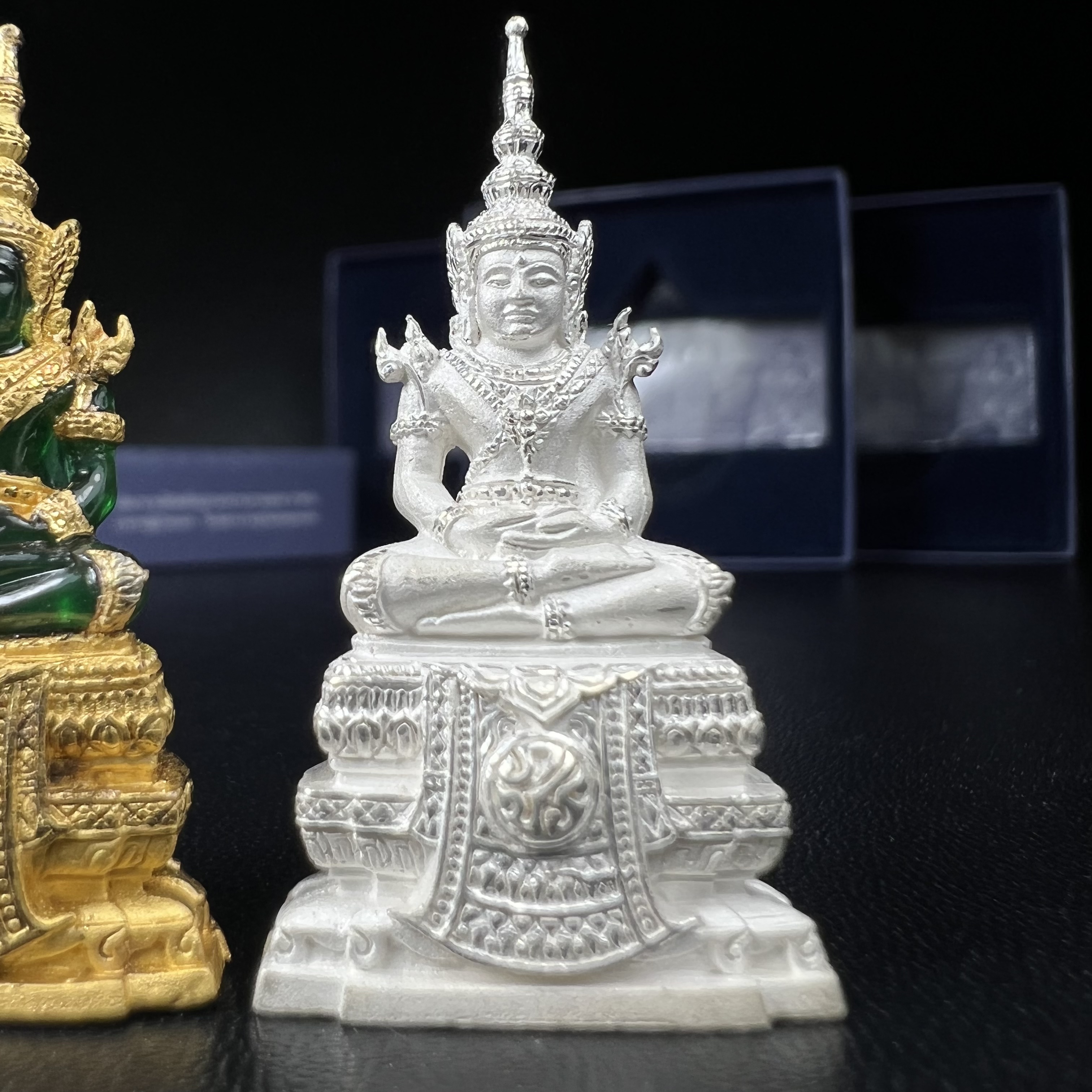 พระแก้วมรกต ภปร. จัดสร้างโดย รพ.ภูมิพลฯ ปี2547 ลอยองค์ขนาดหน้าตัก 1/2 นิ้ว (เนื้อเรซิ่นหุ้มทองคำ99.99%+เนื้อเงิน+เนื้อเงินสามกษัตริย์)(1ชุด 3 องค์)งดงามทรงคุณค่าอีกหนึ่งรุ่นยอดนิยม หายาก